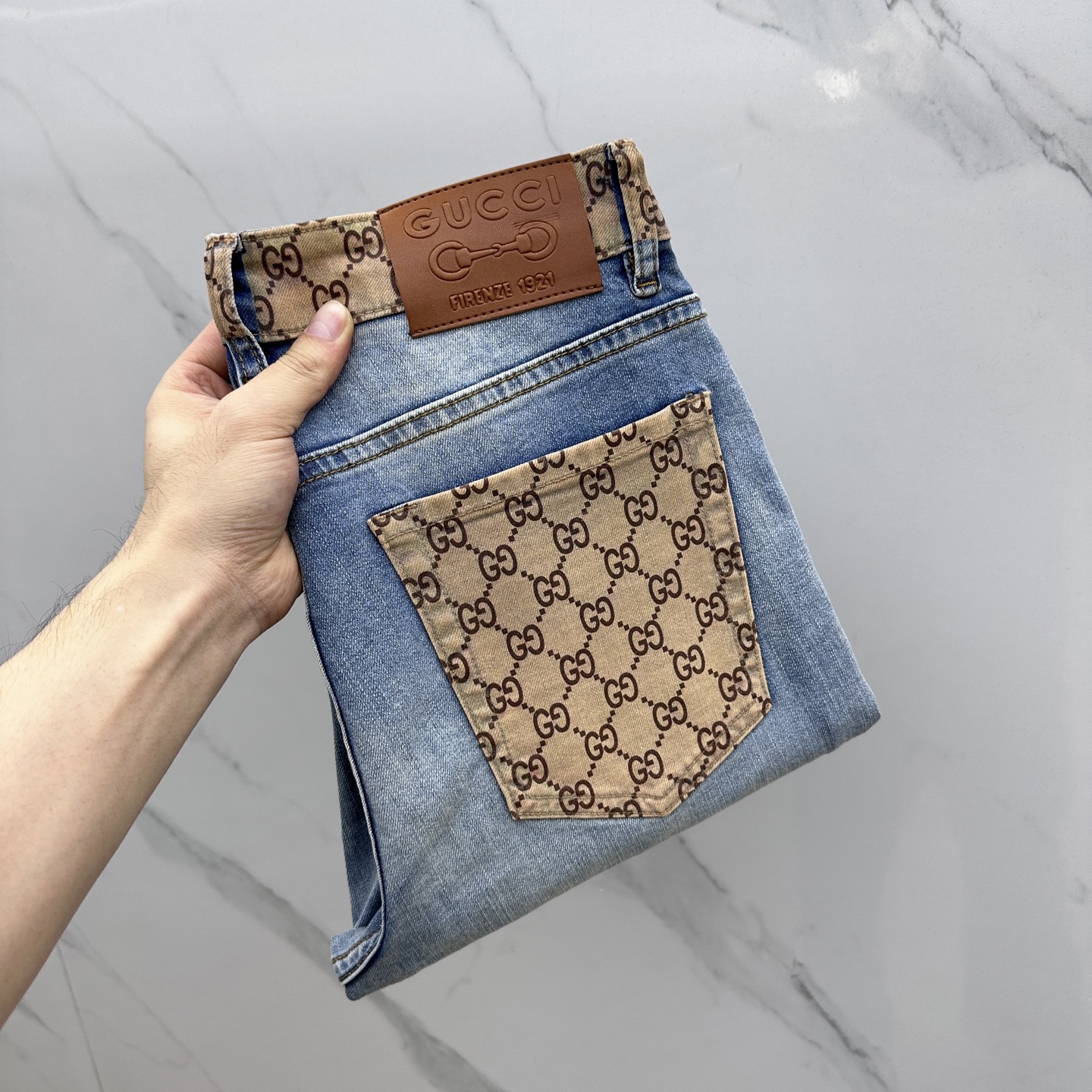 NO:152945,Guc* Gucci High-end customization, the latest style of early spring jeans are released simultaneously on the counter. Original customization replica. Customer-supplied hardware and accessories. Original quality. Imported denim fabric heavy-duty washing. Boutique leather brands. Fine workmanship and excellent upper body!  Preferred single product A10 original single product, number 30-38 without 35.37, gucci, gucci, jeans, alexander wang19860909Guc*古驰 高端定制、早春最新款牛仔裤 柜台同步发售 原版定制复刻 客供五金辅料 原单品质 进口牛仔面料重工洗水 精品皮牌 做工走线精细 上身绝佳！优选单品 A10原单出品 码数30-38无35.37,,gucci,gucci,jeans,alexander wang,Men's clothing