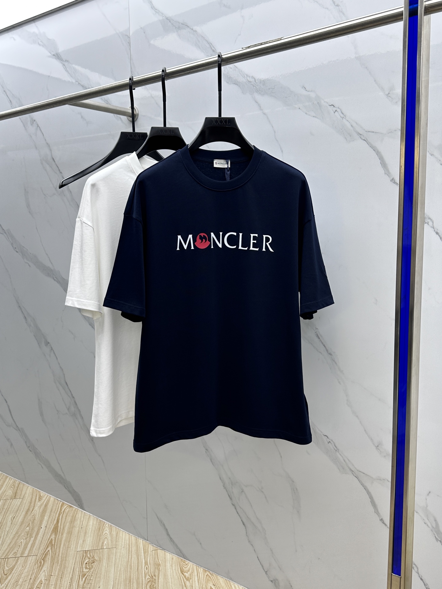 NO:159766,Moncler* cover 2025FW spring and summer new round neck bottoming T-shirt, three-dimensional logo micro-contour half-sleeved, active cotton base T-shirt, cotton, glutinous and skin-skinned, soft and tough. Processing, toughness and wrinkle resistance have been greatly improved. The micro-contour cut is very well-placed, and the three-dimensional printing process on the chest logo is extremely recognizable. The three-standard logo is complete, and the single-skinned base must be used. Men and women's same ET ET code S-XL, christian louboutin, Moncler, tees, t-shirt, alexander wang19860909Moncler*蒙口 2025FW春夏新品圆领打底外穿T恤,立体感logo微廓形半袖,活性纯棉打底T恤,棉,手感面糯有骨感,柔而有韧性.工艺处理,韧性和抗皱性能得到大幅度提高.微廓形剪裁很到位,胸前logo立体印花工艺.辨识度极高.三标齐全,单穿打底必备单品. 男女同款ET 码数S-XL,,christian louboutin,Moncler,tees，t-shirt,alexander wang,Men's clothing