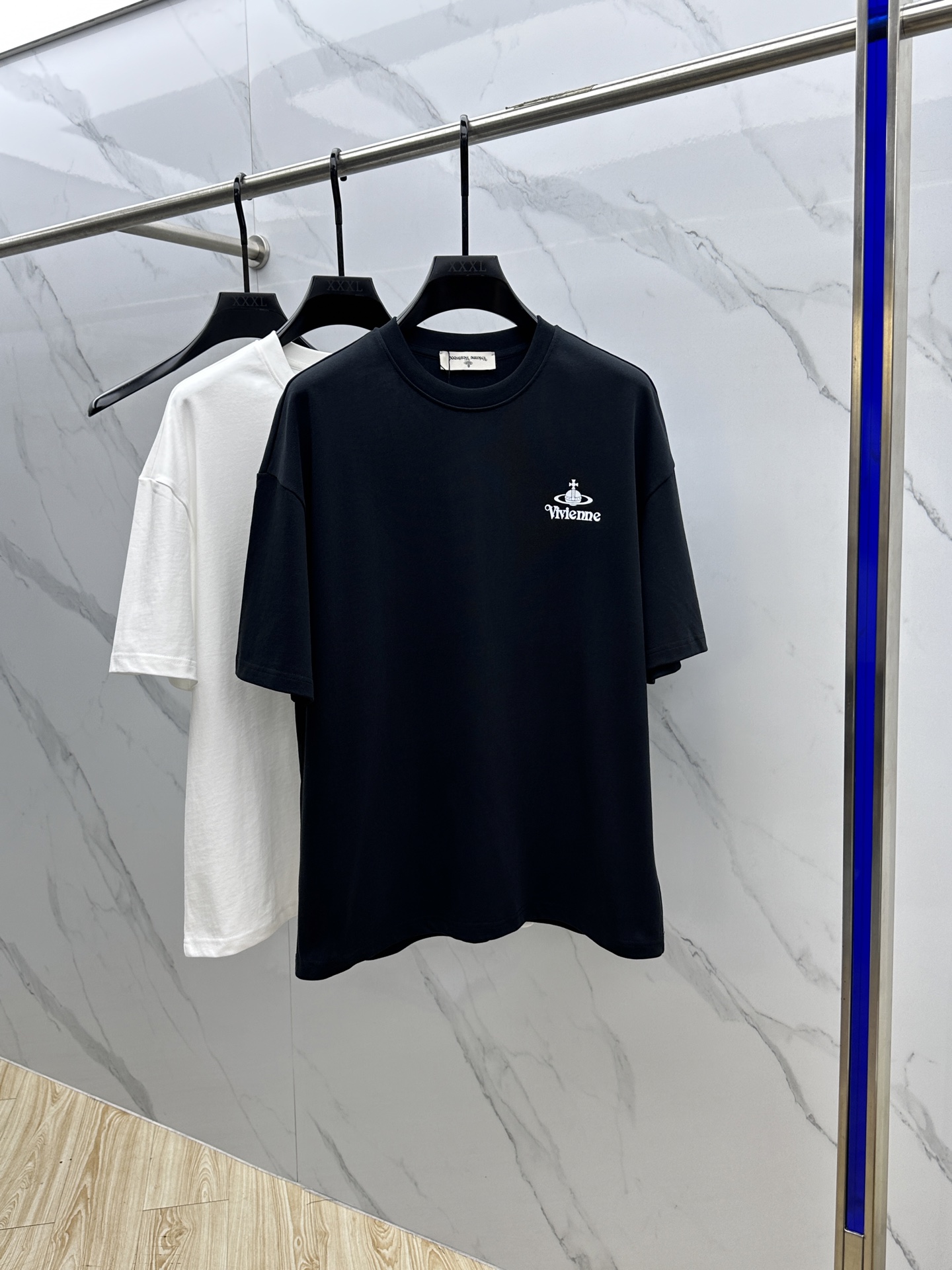 NO:464841,Vivienne* Queen Mother of the West 2025FW spring and summer new round neck bottoming T-shirt, three-dimensional logo micro-contour half-sleeved, active cotton base T-shirt, cotton, glutinous and skin-skinned, soft and tough. Processing, toughness and wrinkle resistance have been greatly improved. The micro-contour cut is very well-placed, and the three-dimensional printing process on the chest logo is extremely recognizable. The three-standard logo is complete, and the single-skinned base must be used. Men and women's ET S-XL, tees, t-shirt, alexander wang19860909Vivienne*西太后 2025FW春夏新品圆领打底外穿T恤,立体感logo微廓形半袖,活性纯棉打底T恤,棉,手感面糯有骨感,柔而有韧性.工艺处理,韧性和抗皱性能得到大幅度提高.微廓形剪裁很到位,胸前logo立体印花工艺.辨识度极高.三标齐全,单穿打底必备单品. 男女同款ET 码数S-XL,,tees，t-shirt,alexander wang,Men's clothing