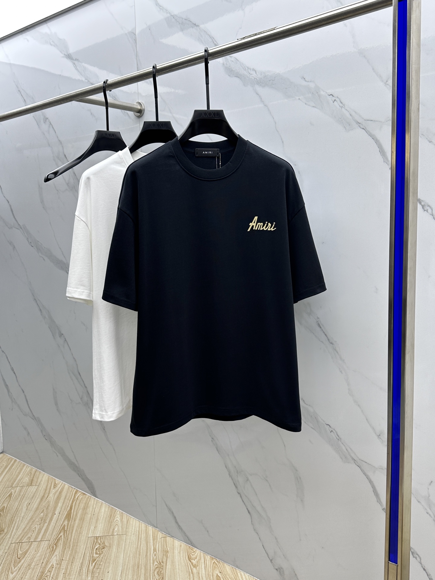 NO:159768,Amiri 2025FW spring and summer new round neck bottoming T-shirt, three-dimensional logo micro-contour half-sleeved, active cotton base T-shirt, cotton, glutinous and skin-skinned, soft and tough. Processing, toughness and wrinkle resistance have been greatly improved. The micro-contour cut is very well-placed, and the three-dimensional printing process on the chest logo is extremely recognizable. The three-standard logo is complete, and the single-skinned base must be used. Men and women's ET S-XL, amiri,tees, t-shirt, alexander wang19860909Amiri 2025FW春夏新品圆领打底外穿T恤,立体感logo微廓形半袖,活性纯棉打底T恤,棉,手感面糯有骨感,柔而有韧性.工艺处理,韧性和抗皱性能得到大幅度提高.微廓形剪裁很到位,胸前logo立体印花工艺.辨识度极高.三标齐全,单穿打底必备单品. 男女同款ET 码数S-XL,,amiri,tees，t-shirt,alexander wang,Men's clothing