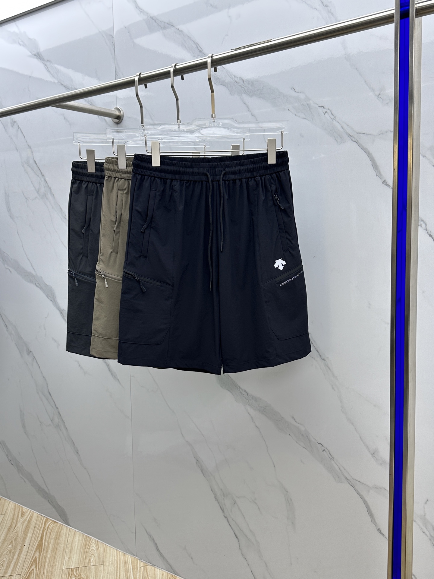 NO:145172,Descente* high-end version. Professional outdoor functional quick-drying shorts, specially designed for summer!  Recycled fiber surface terratex sun protection function with elasticity, and also waterproof, breathable and quick-drying effect. Ergonomic three-dimensional structure cutting, unique cutting method, the upper body is stylish and not tight, and the large movements are not limited at all. It combines functionality, aesthetics and durability, suitable for business, travel, leisure and other occasions!  Recycled fiber fabric, wear-resistant and quick-drying, has the cool and comfortable feeling of cotton fabric, and is light and soft, easy to carry, and comfortable to wear.Xh code number L-5XL, shorts, alexander wang19860909Descente*迪桑特 高端版本.专业性户外机能速干短裤,专为夏季打造！再生纤维面terratex防晒功能 带弹力,同时还有防水透气速干的效果 人体工学立体结构剪裁,特有的剪裁方式,上身有型的同时不紧绷,做大幅度的动作也丝毫不受限,集功能性,美观性和耐久性于一身,适合商务,旅行,休闲等场合！再生纤维面料,耐磨速干,具有棉质面料的凉爽舒适感,同时轻量柔软,携带方便,穿着舒适.Xh 码数L-5XL,,shorts,alexander wang,Men's clothing