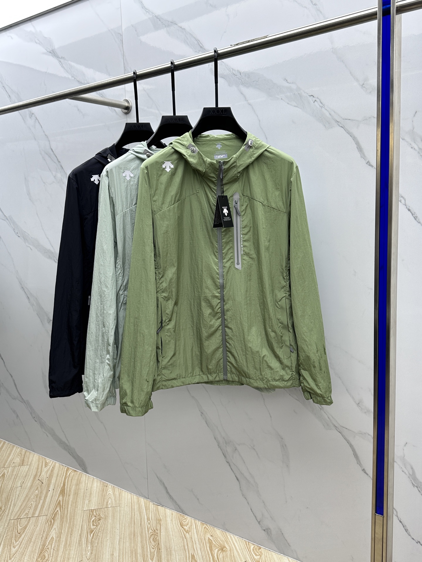 NO:149889,DESCENTE*Disante sports light and light sun protection clothing, a rare source of goods!  The original order is good!  2025 Spring and Summer New Sports A multi-functional one, which can be an ordinary sunscreen for daily casual wear or a hot summer!  It can also be a piece when the evening breeze is slightly cool!  The material is made of functional UV-proof nylon material!  The upper body has a thin and non-sensitivity effect, breathable and comfortable, and the sun protection factor is up to spf pa  . It is also lightly preventing domestic water splash!  High-tech active sports cutting, ready-to-wear is flexible and comfortable, and the style is more suitable for the body, making it convenient for daily casual sports!  The front zipper pocket design makes it convenient to carry small items in life!  The classic silicone logo design on the right shoulder highlights the brand’s charm!  Standard sun protection and UV protection function are specially created for the season, just to provide more, better and more comfortable wearing experience!  Produced by xh Size m-3xl, alexander wang19860909DESCENTE*迪桑特 运动轻薄防晒衣 臻稀货源！原单好货！2025春夏新款运动 一款多功能,可以是日常休闲穿搭一件普通,也可以炎炎夏日的防晒利器！也可以是晚风微凉时的一件！ 料采用功能性防紫外线的锦纶材料！ 上身效果轻薄无感,透气舒适,防晒系数高达spf pa  .并且轻度防生活泼水！ 高科技active运动裁剪,成衣灵活舒适,穿着版型更契合身型,方便日常休闲运动时穿着搭配！ 前襟拉链口袋设计,便捷携带生活小物品！ 右肩经典硅胶logo设计,彰显品牌魅力！ 标准防晒防紫外线功能 为季节特别打造 只为提供更多更好更舒适的穿着体验感！xh出品 尺码m-3xl,,alexander wang,Men's clothing