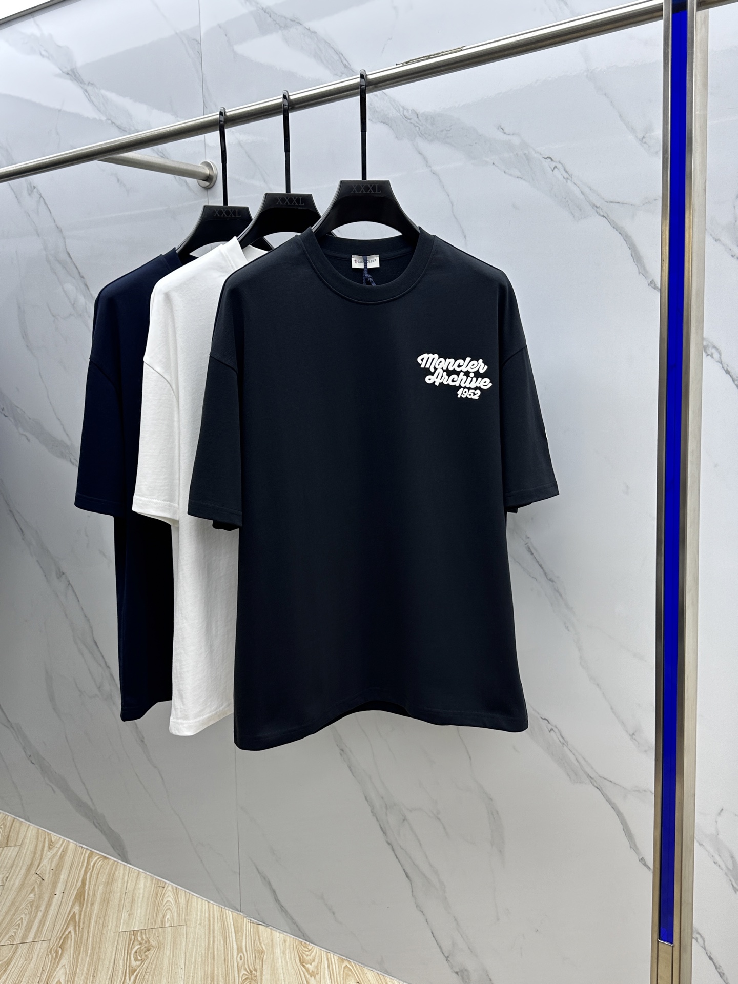 NO:464848,Moncler* cover 2025FW spring and summer new round neck bottoming T-shirt, three-dimensional logo micro-contour half-sleeved, active cotton base T-shirt, cotton, glutinous and skin-skinned, soft and tough. Processing, toughness and wrinkle resistance have been greatly improved. The micro-contour cut is very well-placed, and the three-dimensional printing process on the chest logo is extremely recognizable. The three-standard logo is complete, and the single-skinned base must be used. Men and women's same ET ET code S-XL, Moncler, tees, t-shirt, alexander wang19860909Moncler*蒙口 2025FW春夏新品圆领打底外穿T恤,立体感logo微廓形半袖,活性纯棉打底T恤,棉,手感面糯有骨感,柔而有韧性.工艺处理,韧性和抗皱性能得到大幅度提高.微廓形剪裁很到位,胸前logo立体印花工艺.辨识度极高.三标齐全,单穿打底必备单品. 男女同款ET 码数S-XL,,Moncler,tees，t-shirt,alexander wang,Men's clothing