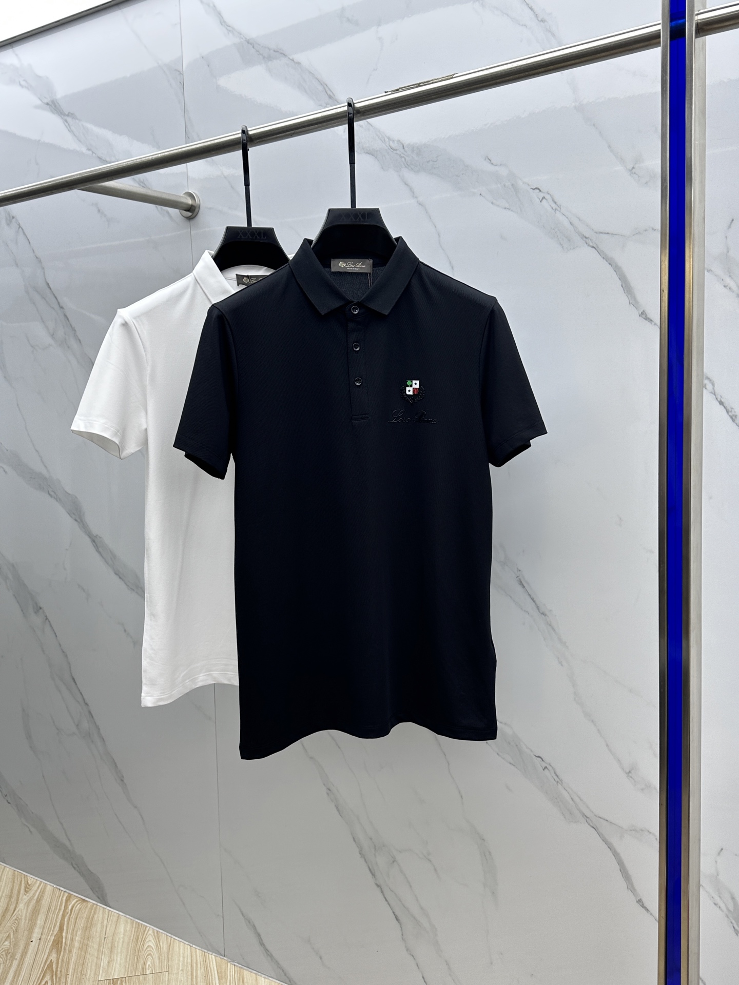 NO:844354,LP's new spring and summer men's lapel polo shirt, short-sleeved T-shirt, available at the same time, simple, fashionable and versatile, high-end quality, concave and convex logo design on the chest, specific thread knitting on the cuffs to perfectly trim, custom imported double-strand mercerized pique cotton fabric, comfortable to wear, breathable, high-grade and textured, fashionable and casual!  Se original product, size s~xxl,,loro piana,T-shirt,tees,t-shirt,19860909LP 春夏新款男士翻领Polo衫短袖T恤 柜台同步发售 简洁时尚百搭 高端品质 胸前凹凸logo设计 袖口特定螺纹针织完美收边,定制进口双股丝光珠地棉面料 穿着舒适 透气 档次高很有质感 时尚又休闲！ Se原单出品 码数s~xxl,,loro piana,T-shirt,tees，t-shirt,,Men's clothing