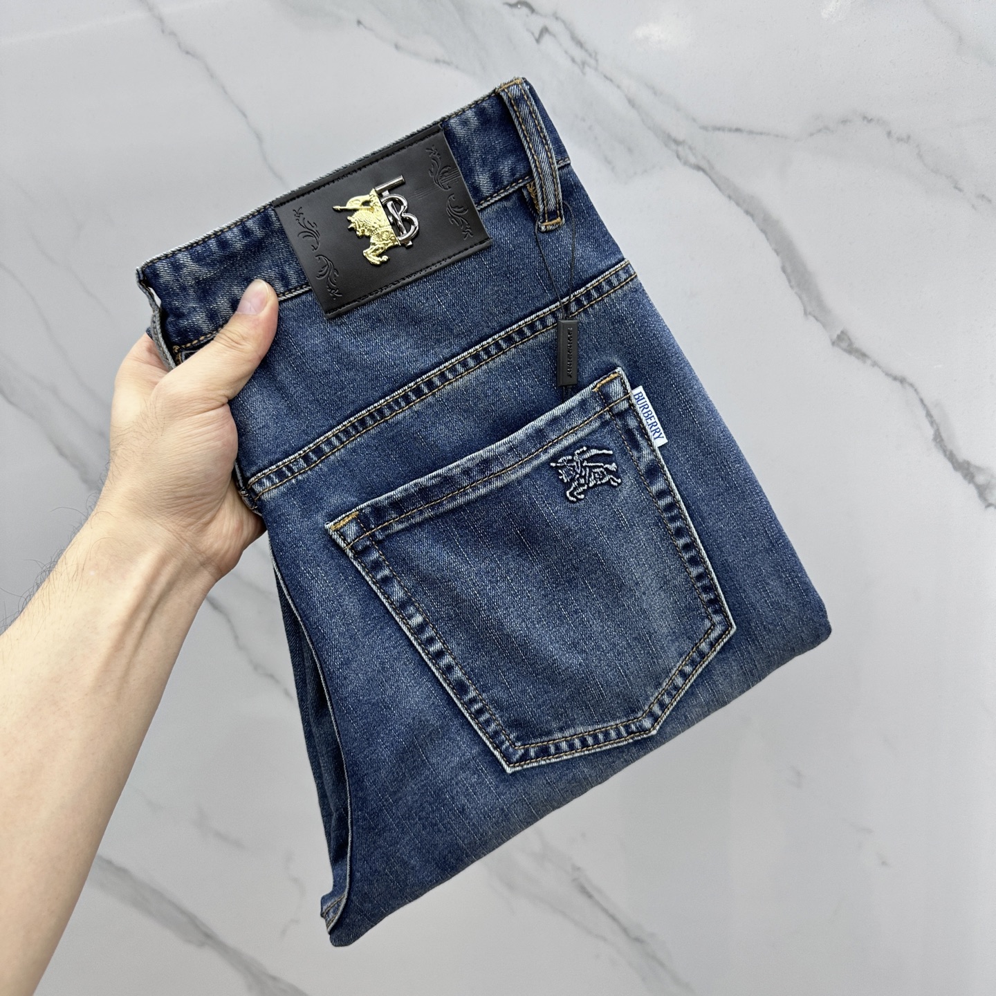 NO:145208,Burberry* Burberry High-end customization, the latest jeans in early spring 2025 are released simultaneously on the counter. Original custom reproduction. Customer-supplied hardware and accessories. Original single quality. Straight-mounted version. Imported denim fabric pure cotton. Heavy industry washing. Fine workmanship and excellent upper body!  Preferred single product AX original single product Number of codes: 30-4037.39,,burberry,burberry,jeans,alexander wang19860909Burberry*巴宝莉 高端定制、2025早春最新款牛仔裤 柜台同步发售 原版定制复刻 客供五金辅料 原单品质 直筒版型 进口牛仔面料纯棉 重工洗水 做工走线精细 上身绝佳！优选单品 AX原单出品 码数: 30-4037.39,,burberry,burberry,jeans,alexander wang,Men's clothing