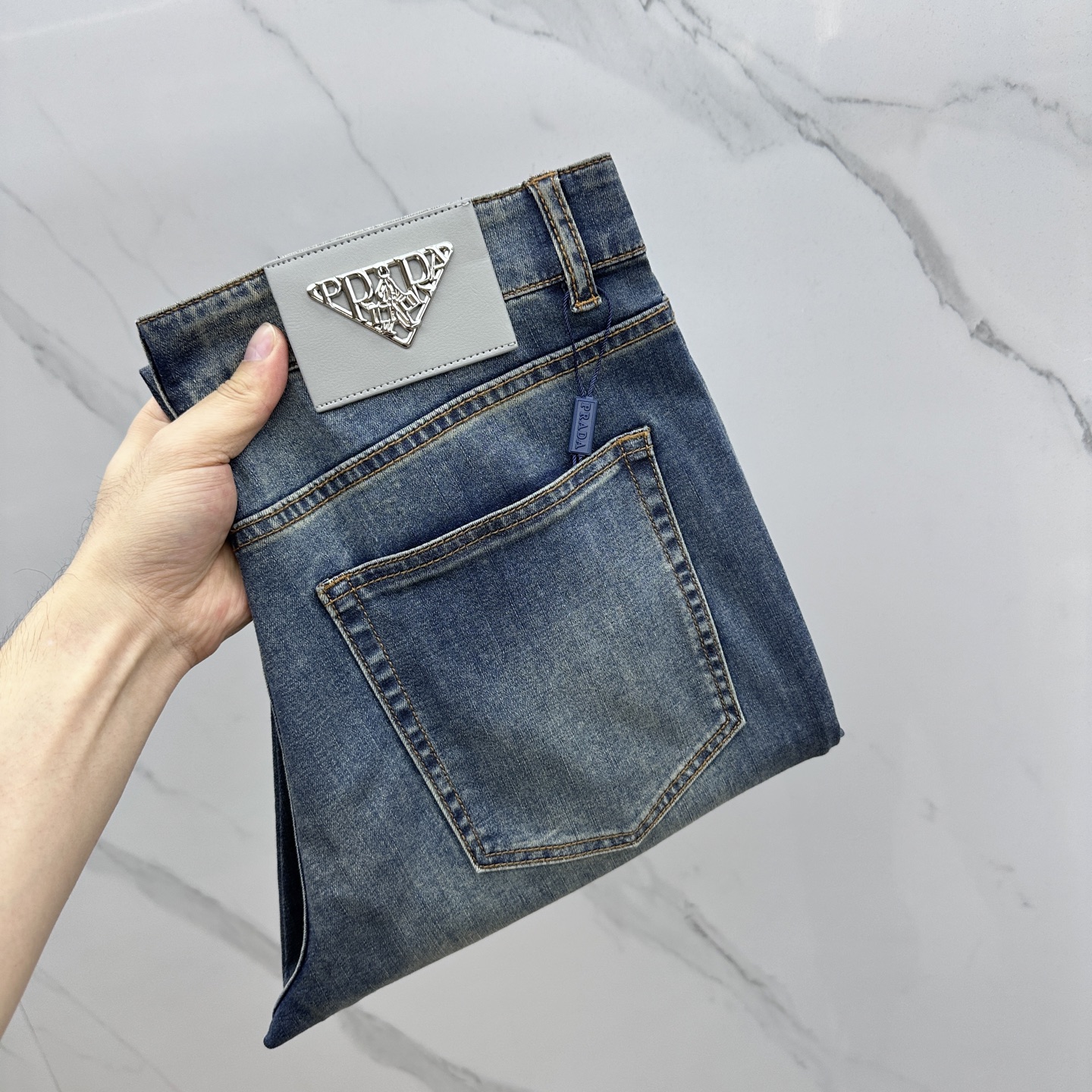 NO:145216,Prada*Prada High-end customization, the latest jeans in early spring 2025 are released simultaneously on the counter. Original custom reproduction. Customer-supplied hardware and accessories. Original single quality. Straight-mounted version. Imported denim fabric pure cotton. Heavy industry washing. Fine workmanship and excellent upper body!  Preferred single product AX original single product Number of codes: 30-4037.39,,prada,prada,jeans,alexander wang19860909Prada*普拉达 高端定制、2025早春最新款牛仔裤 柜台同步发售 原版定制复刻 客供五金辅料 原单品质 直筒版型 进口牛仔面料纯棉 重工洗水 做工走线精细 上身绝佳！优选单品 AX原单出品 码数: 30-4037.39,,prada,prada,jeans,alexander wang,Men's clothing