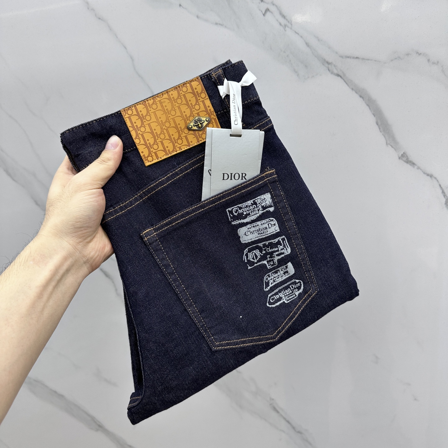 NO:145150,Dior*Dior High-end customization, the latest jeans in early spring 2025 are released simultaneously on the counter. Original customization reproduction. Customer-supplied hardware and accessories. Original single quality. Straight fitting. Imported denim fabric pure cotton. Heavy industry washing. Fine workmanship and excellent upper body!  Preferred single product AX original single product Number of codes: 30-4037.39,,dior,dior,jeans,alexander wang19860909Dior*迪奥 高端定制、2025早春最新款牛仔裤 柜台同步发售 原版定制复刻 客供五金辅料 原单品质 直筒版型 进口牛仔面料纯棉 重工洗水 做工走线精细 上身绝佳！优选单品 AX原单出品 码数: 30-4037.39,,dior,dior,jeans,alexander wang,Men's clothing