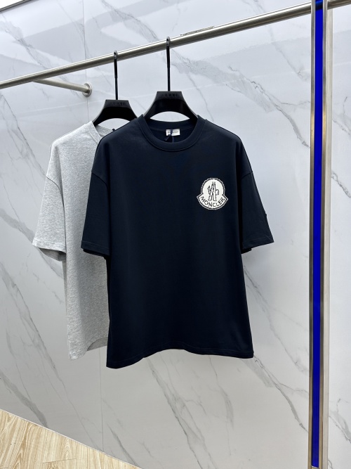 Moncler T-shirt ras du cou logo brodé, collection printemps/été 2025, unisexe 1 Moncler T-shirt ras du cou logo brodé, collection printemps/été 2025, unisexe