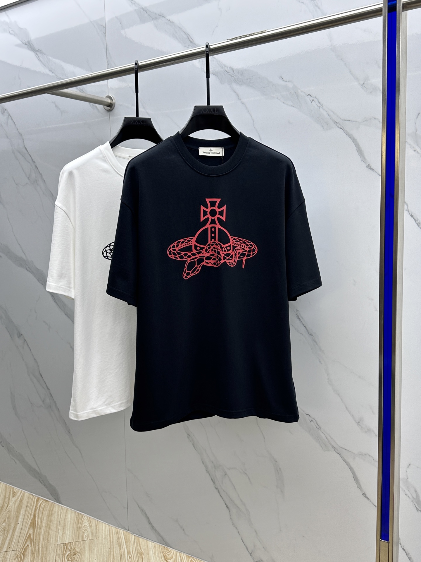 NO:145191,Vivienne* Queen Mother of the West 2025FW spring and summer new round neck bottoming T-shirt, three-dimensional logo micro-contour half-sleeved, active cotton base T-shirt, cotton, glutinous and skin-skinned, soft and tough. Processing, toughness and wrinkle resistance have been greatly improved. The micro-contour cut is very well-placed, and the three-dimensional printing process on the chest logo is extremely recognizable. The three-standard logo is complete, and the single-skinned base must be used. Men and women's ET S-XL, tees, t-shirt, alexander wang19860909Vivienne*西太后 2025FW春夏新品圆领打底外穿T恤,立体感logo微廓形半袖,活性纯棉打底T恤,棉,手感面糯有骨感,柔而有韧性.工艺处理,韧性和抗皱性能得到大幅度提高.微廓形剪裁很到位,胸前logo立体印花工艺.辨识度极高.三标齐全,单穿打底必备单品. 男女同款ET 码数S-XL,,tees，t-shirt,alexander wang,Men's clothing