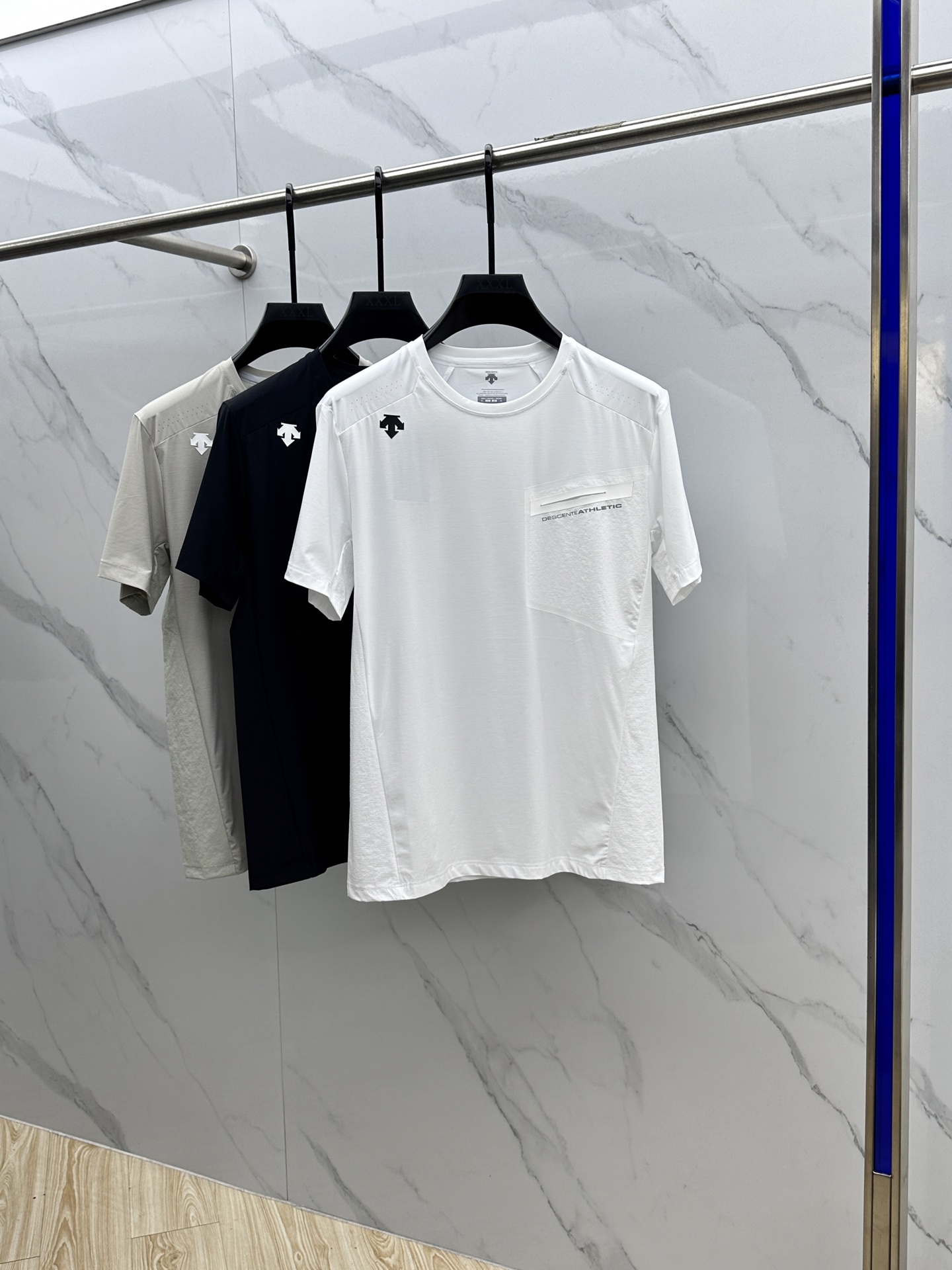 NO:145202,DESCENTE*Disante 2025FW spring and summer new outdoor beef, special training, sports, fitness, running, casual, moisture-absorbing and sweating T-shirt, close-fitting, ultra-thin all-weather outdoor sports series!  Sports running, long sleeves, mountaineering and hiking. High-quality fabric, skin-friendly and soft, sweat-absorbing and breathable. Outdoor functional fabric, quick-drying, lightweight and breathable!  3D three-dimensional shearing, a simple but not simple model, with the upper body effect perfect!  Such a cost-effective technology quick-drying clothes. Processing, tailoring, and chest logo compression printing technology, extremely recognizable. A must-have item for single wear and base. The same model for men and women, xh, code L-5XL,,tees, t-shirt, alexander wang19860909DESCENTE*迪桑特 2025FW春夏新款户外牛货,特综训运动健身跑步休闲内搭吸湿排汗T恤 贴身超薄 全天候户外运动系列！运动跑步长袖,登山徒步.优质面料 亲肤柔软 吸汗透气 户外功能性面料 速干 轻量透气！ 3d立体载剪 简约而不简单的一款,上身效果堪称完美！性价比这么高的科技速干衣 . 工艺处理,剪裁到位,胸前logo压胶印花工艺,辨识度极高.单穿打底必备单品. 男女同款xh 码数L-5XL,,tees，t-shirt,alexander wang,Men's clothing