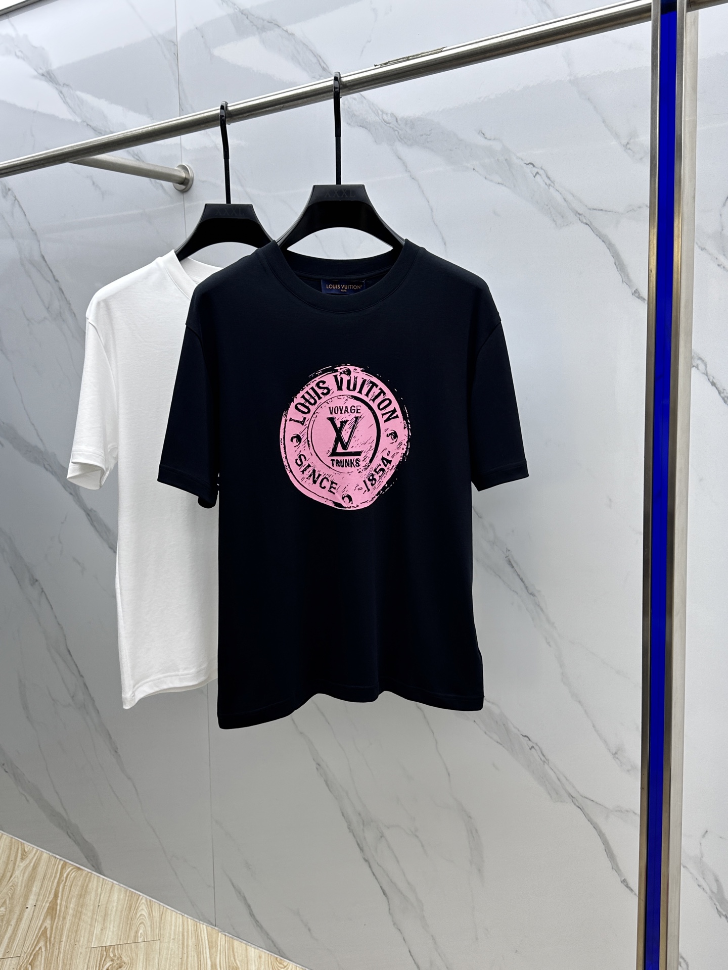 NO:145229,Louis Vuitton* Louis Vuitton 2025 spring and summer new first-time counter latest short-sleeved round-neck T-shirt, high-end customization, avant-garde and fashionable design!  Brand logo heavy craft design, high-end customized mercerated long cotton fabric, soft feel, comfortable to wear, exquisite counter-level car line, fine workmanship, invincible and handsome upper body effect!  A must-have item for handsome men!  Hei original single production code number M-3XL, louis vuitton,louis vuitton,t-shirt,tees,t-shirt,alexander wang19860909Louis Vuitton*路易威登 2025春夏新款首发专柜最新款短袖圆领T恤 高端订制 设计前卫时尚！品牌logo重工艺设计 高端定制丝光长绒棉面料.手感柔软.穿着舒适.专柜级别精致车线.做工精细.上身效果无敌帅气！型男必备单品！ hei原单出品 码数M-3XL,,louis vuitton,louis vuitton,T-shirt,tees，t-shirt,alexander wang,Men's clothing