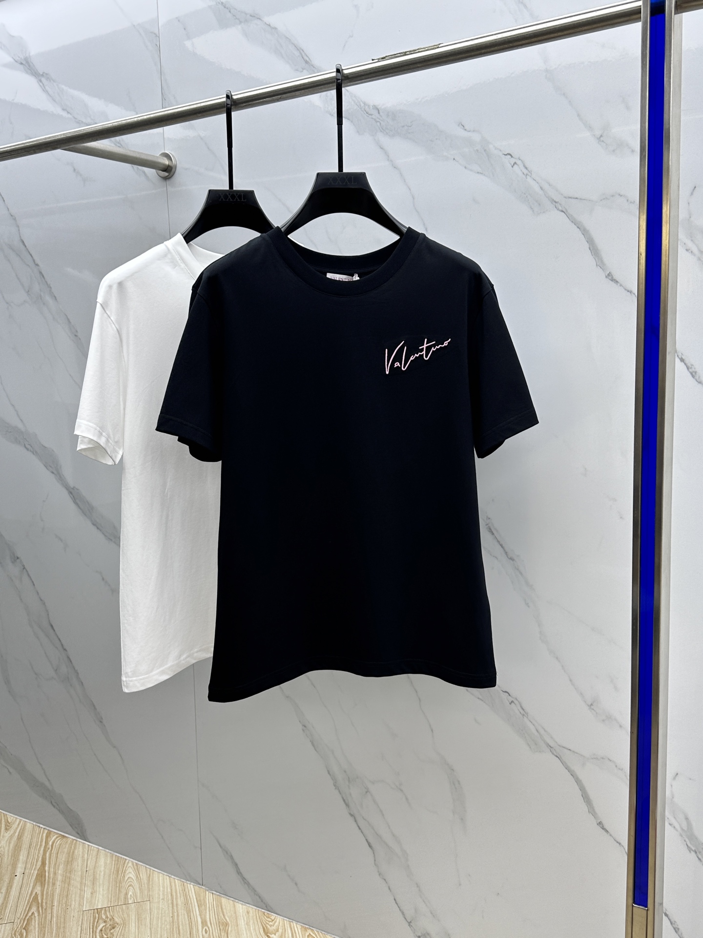 NO:145155,VLTN* Valentino 2025 spring and summer new first-time counter latest short-sleeved round-neck T-shirt, high-end customization, avant-garde and fashionable design!  Brand logo heavy craftsmanship design, high-end customized long-length cotton fabric, soft feel, comfortable to wear, exquisite counter-level car line, fine workmanship, invincible and handsome upper body effect!  A must-have item for handsome men!  Hei original single production code number M-3XL, valentino, T-shirt,tees, t-shirt,alexander wang19860909VLTN*华伦天奴 2025春夏新款首发专柜最新款短袖圆领T恤 高端订制 设计前卫时尚！品牌logo重工艺设计 高端定制长绒棉面料.手感柔软.穿着舒适.专柜级别精致车线.做工精细.上身效果无敌帅气！型男必备单品！ hei原单出品 码数M-3XL,,valentino,T-shirt,tees，t-shirt,alexander wang,Men's clothing