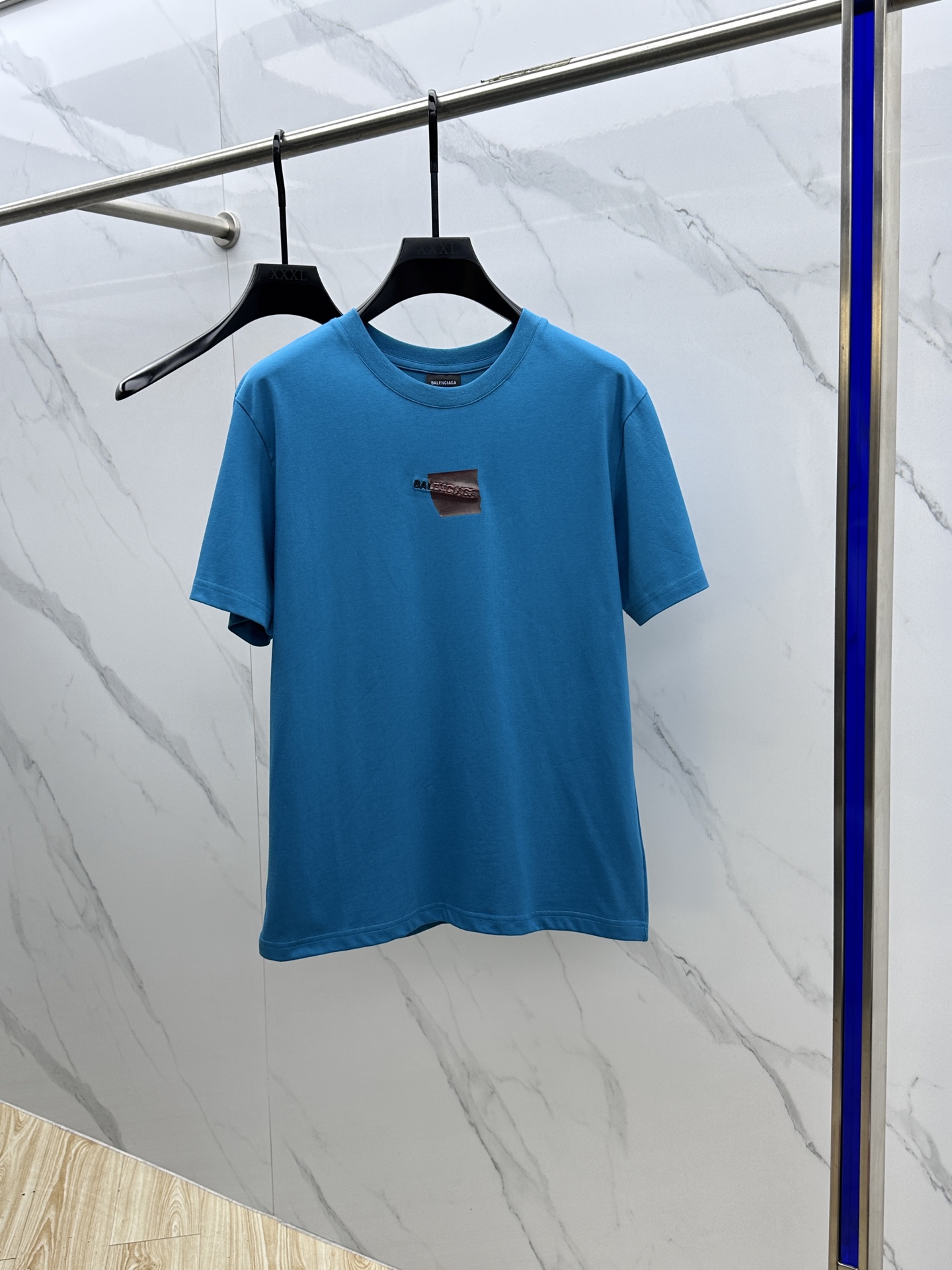 NO:145164,Balenciaga* Paris 2025 spring and summer new first-time counter latest short-sleeved round-neck T-shirt, high-end customization, avant-garde and fashionable design!  Brand logo heavy craftsmanship design, high-end customized long-length cotton fabric, soft feel, comfortable to wear, exquisite counter-level car line, fine workmanship, invincible and handsome upper body effect!  A must-have item for handsome men!  Hei original single production code number M-3XL, balenciaga, T-shirt,tees, t-shirt,alexander wang19860909Balenciaga*巴黎 2025春夏新款首发专柜最新款短袖圆领T恤 高端订制 设计前卫时尚！品牌logo重工艺设计 高端定制长绒棉面料.手感柔软.穿着舒适.专柜级别精致车线.做工精细.上身效果无敌帅气！型男必备单品！ hei原单出品 码数M-3XL,,balenciaga,T-shirt,tees，t-shirt,alexander wang,Men's clothing