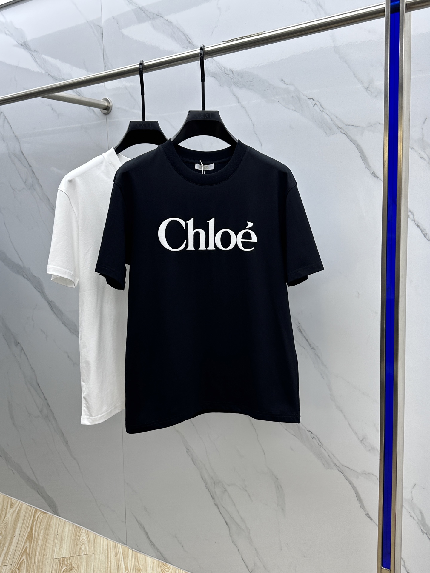 NO:145207,Chloe*Chloe 2025FW spring and summer new round neck bottoming T-shirt, three-dimensional logo, micro-contour half-sleeved pure cotton base, the feel is glutinous and skinny, soft and tough. The process, toughness and wrinkle resistance have been greatly improved. The micro-contour tailoring is very well-equipped, and the chest logo is three-dimensional, with extremely high recognition. A must-have item for single-wearing base. The same model for men and women, hei, M-XXXL,,chloe,loewe,tees, t-shirt,alexander wang19860909Chloe*克洛伊 2025FW春夏新品圆领打底外穿T恤,立体感logo微廓形半袖纯棉打底,手感面糯有骨感,柔而有韧性.工艺处理,韧性和抗皱性能得到大幅度提高.微廓形剪裁很到位,胸前logo立体印花,辨识度极高.单穿打底必备单品. 男女同款hei 码数M-XXXL,,chloe,loewe,tees，t-shirt,alexander wang,Men's clothing