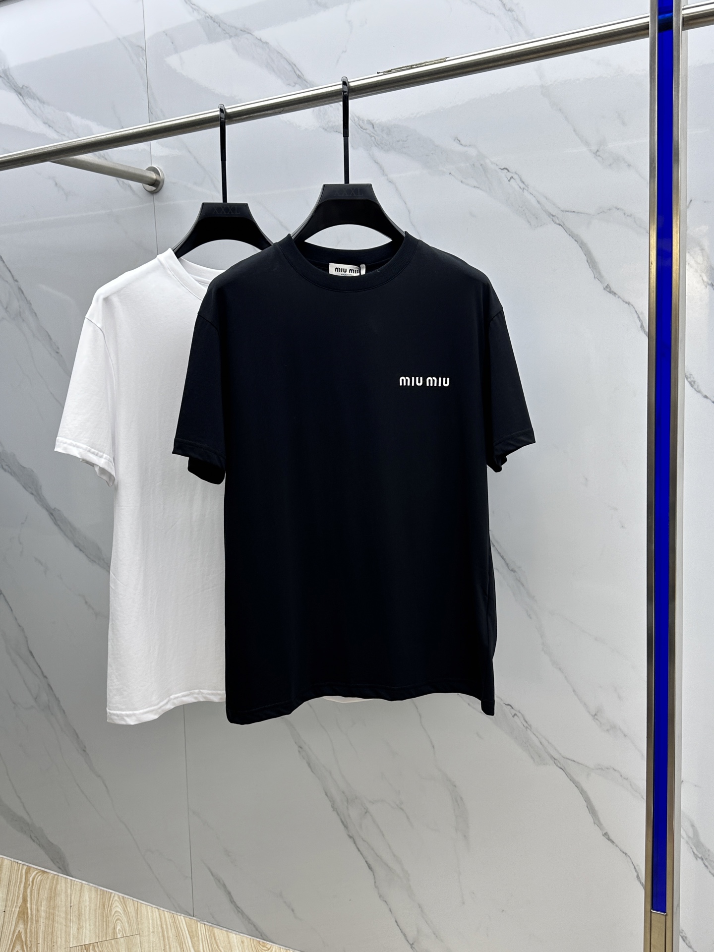 NO:145226,MIU*Miao Miao The latest short-sleeved round-neck T-shirt in the 2025 spring and summer new style first launch counter, high-end customization, avant-garde and fashionable design!  Brand logo heavy craft design, high-end customized mercerated long cotton fabric, soft feel, comfortable to wear, exquisite counter-level car line, fine workmanship, invincible and handsome upper body effect!  A must-have item for handsome men!  Hei original single production code number M-3XL, miumiu, T-shirt,tees, t-shirt,alexander wang19860909MIU*缪缪 2025春夏新款首发专柜最新款短袖圆领T恤 高端订制 设计前卫时尚！品牌logo重工艺设计 高端定制丝光长绒棉面料.手感柔软.穿着舒适.专柜级别精致车线.做工精细.上身效果无敌帅气！型男必备单品！ hei原单出品 码数M-3XL,,miumiu,T-shirt,tees，t-shirt,alexander wang,Men's clothing