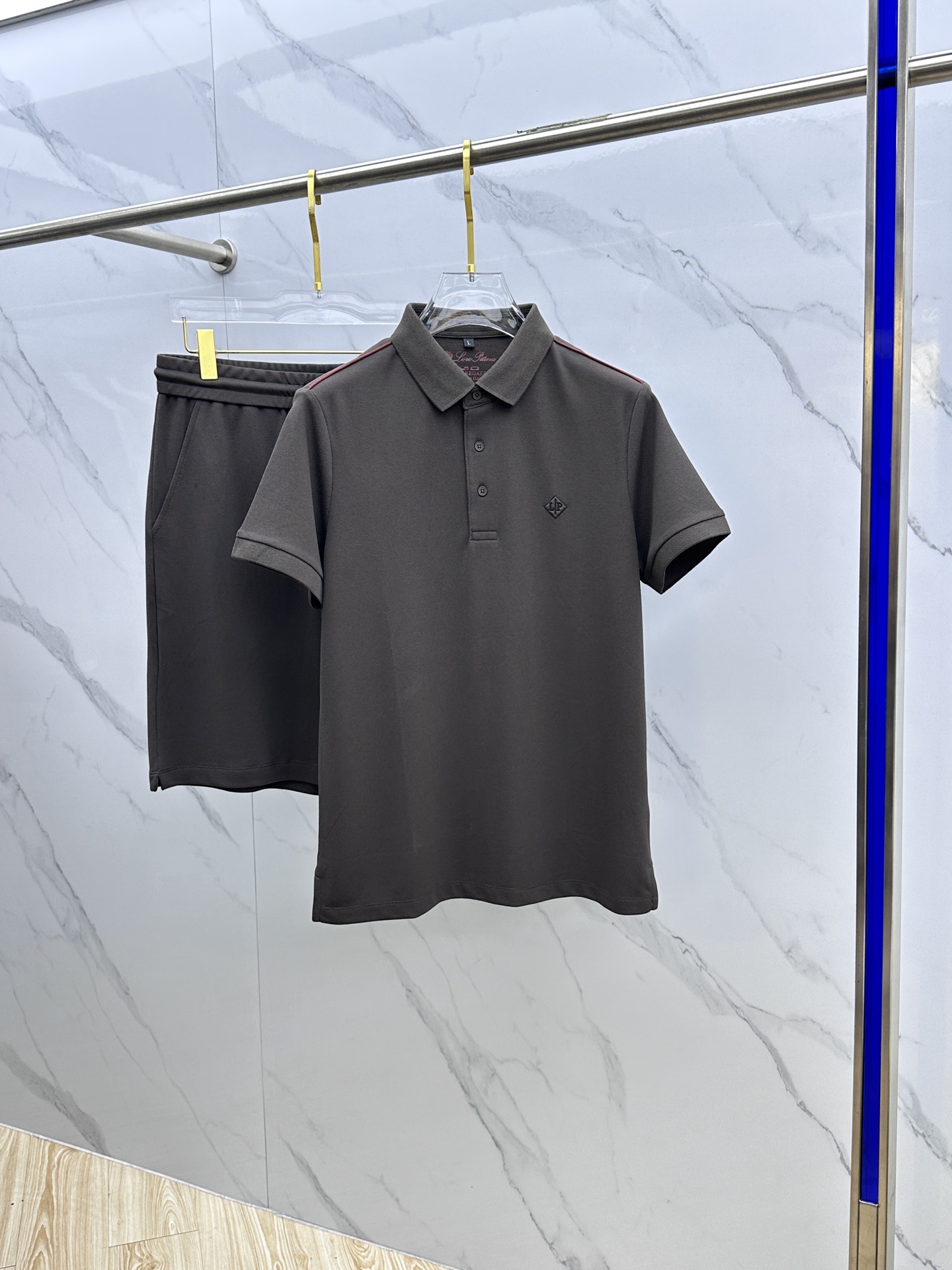 NO:162513,LP Spring and summer new men's lapel Polo shirt, short-sleeved T-shirt shorts set, released simultaneously on the counter, simple, fashionable and versatile, high-end quality, chest logo embroidery design, cuff specific thread knit, custom imported double-strand mercerized bead floor cotton fabric, comfortable to wear, breathable, high grade and very textured, fashionable and casual!  NB original single production code number M-4XL, loro piana, shorts, T-shirt, tees, t-shirt, alexander wang19860909LP 春夏新款男士翻领Polo衫短袖T恤短裤套装 柜台同步发售 简洁时尚百搭 高端品质 胸前logo刺绣设计 袖口特定螺纹针织,定制进口双股丝光珠地棉面料 穿着舒适 透气 档次高很有质感 时尚又休闲！ NB原单出品 码数M-4XL,,loro piana,shorts,T-shirt,tees，t-shirt,alexander wang,Men's clothing