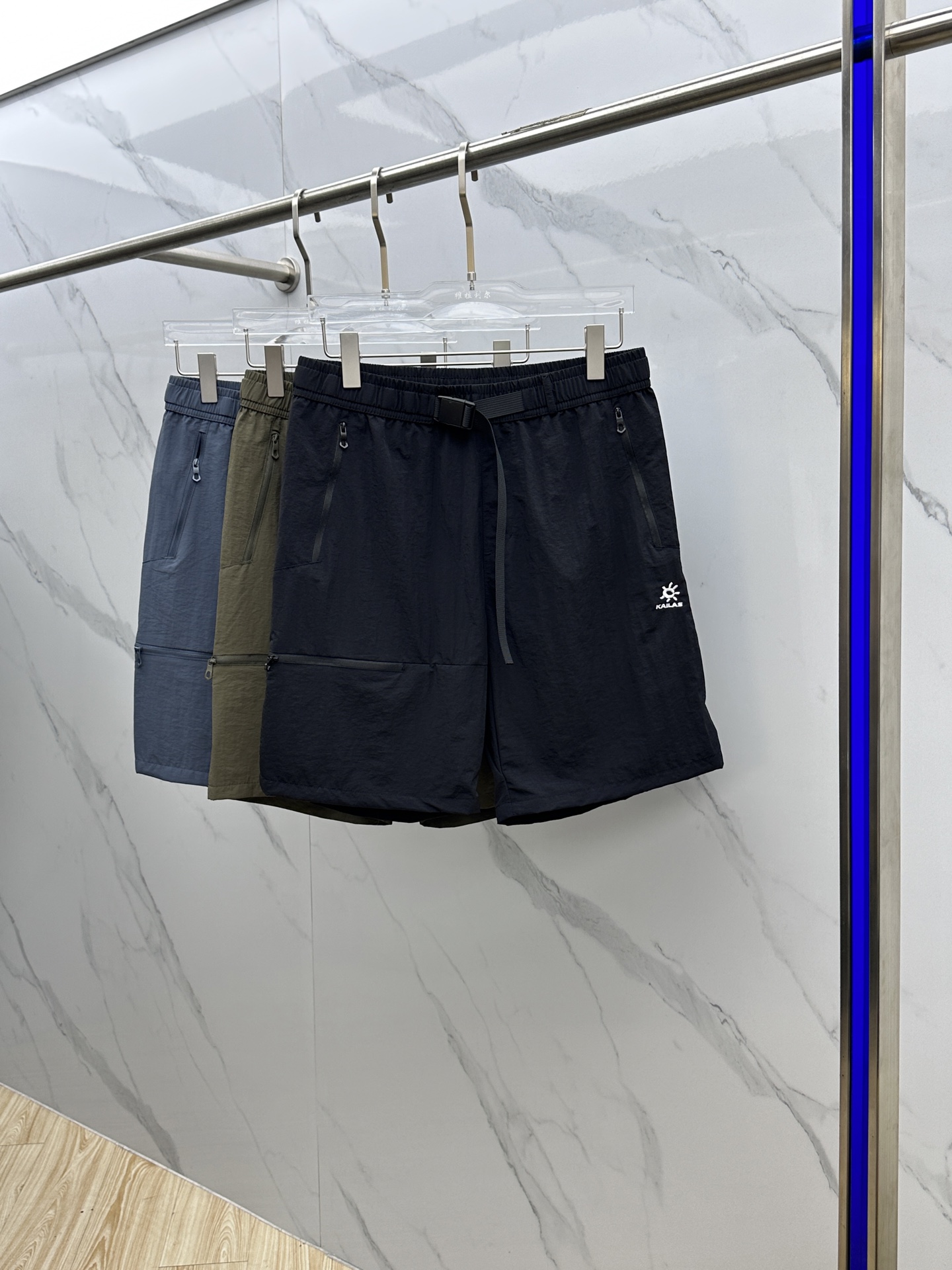 NO:145178,KAILAS*Kaileshi high-end version. Professional outdoor functional quick-drying shorts, specially designed for summer!  Recycled fiber surface sun protection function, with elasticity, and waterproof, breathable and quick-drying effect. Ergonomic three-dimensional structure cutting, unique cutting method, the upper body is stylish and not tight, and the large movements are not limited at all. It combines functionality, aesthetics and durability, suitable for business, travel, leisure and other occasions!  Recycled fiber fabric, wear-resistant and quick-drying, has the cool and comfortable feeling of cotton fabric, and is light and soft, easy to carry, and comfortable to wear.Xh code number L-5XL, shorts, alexander wang19860909KAILAS*凯乐石 高端版本.专业性户外机能速干短裤,专为夏季打造！再生纤维面防晒功能 带弹力,同时还有防水透气速干的效果 人体工学立体结构剪裁,特有的剪裁方式,上身有型的同时不紧绷,做大幅度的动作也丝毫不受限,集功能性,美观性和耐久性于一身,适合商务,旅行,休闲等场合！再生纤维面料,耐磨速干,具有棉质面料的凉爽舒适感,同时轻量柔软,携带方便,穿着舒适.Xh 码数L-5XL,,shorts,alexander wang,Men's clothing