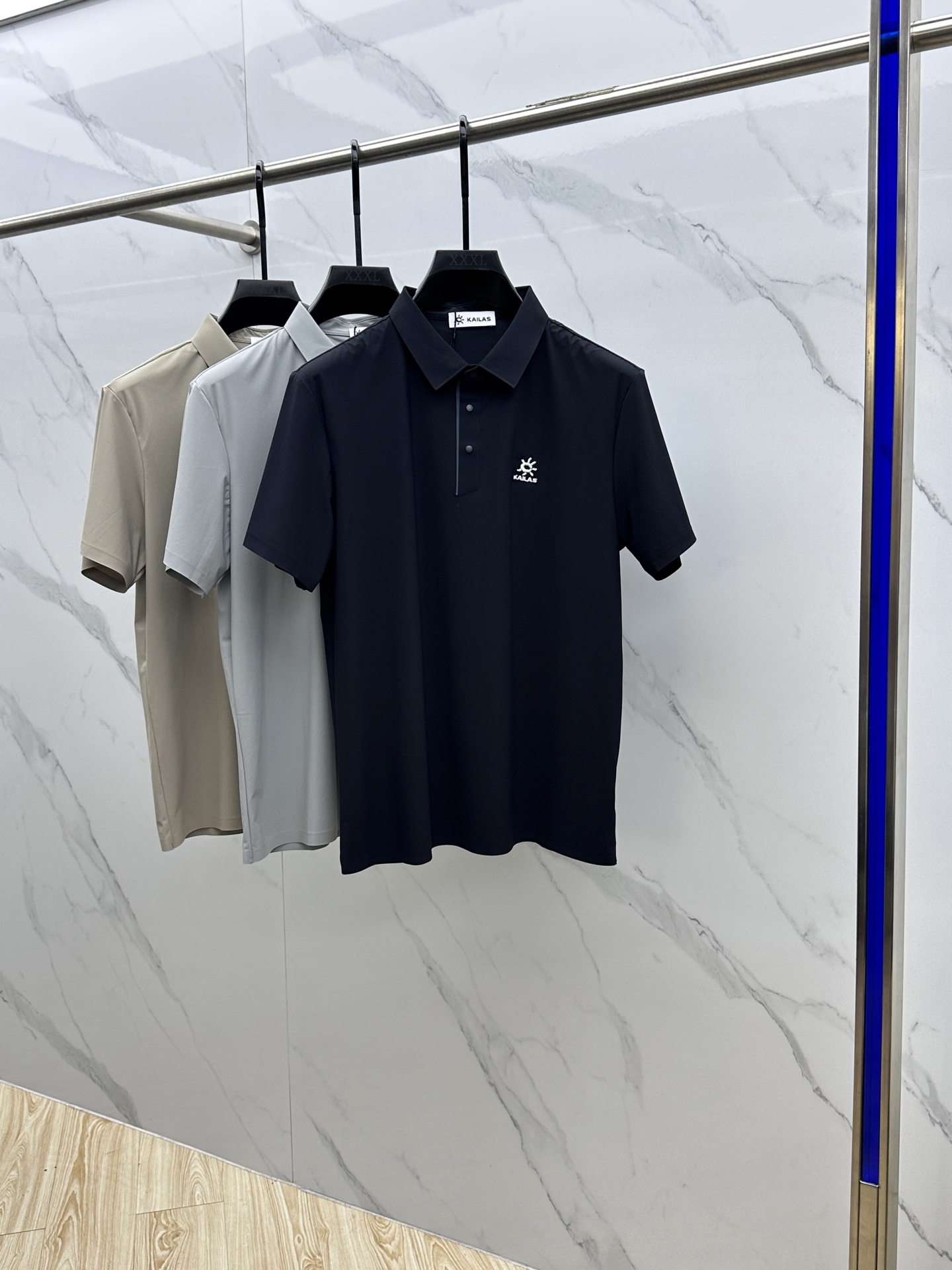 NO:145188,KAILAS*Kaileshi high-end version. Professional outdoor functional quick-drying short-sleeved sleeves, specially designed for summer!  Recycled fiber surface with elasticity, and also has the effect of waterproof, breathable and quick-drying. Ergonomic three-dimensional structure cutting, unique cutting method, the upper body is stylish and not tight, and the large movements are not limited at all. It combines functionality, aesthetics and durability, and is suitable for outdoor hiking, leisure and other occasions!  Recycled fiber fabric, wear-resistant and quick-drying, has the cool and comfortable feeling of cotton fabric, and is light and soft, easy to carry, and comfortable to wear.Xh Number of codes L-5XL, T-shirt, alexander wang19860909KAILAS*凯乐石 高端版本.专业性户外机能速干短袖,专为夏季打造！再生纤维面 带弹力,同时还有防水透气速干的效果 人体工学立体结构剪裁,特有的剪裁方式,上身有型的同时不紧绷,做大幅度的动作也丝毫不受限,集功能性,美观性和耐久性于一身,适合户外徒步旅行,休闲等场合！再生纤维面料,耐磨速干,具有棉质面料的凉爽舒适感,同时轻量柔软,携带方便,穿着舒适.Xh 码数L-5XL,,T-shirt,alexander wang,Men's clothing