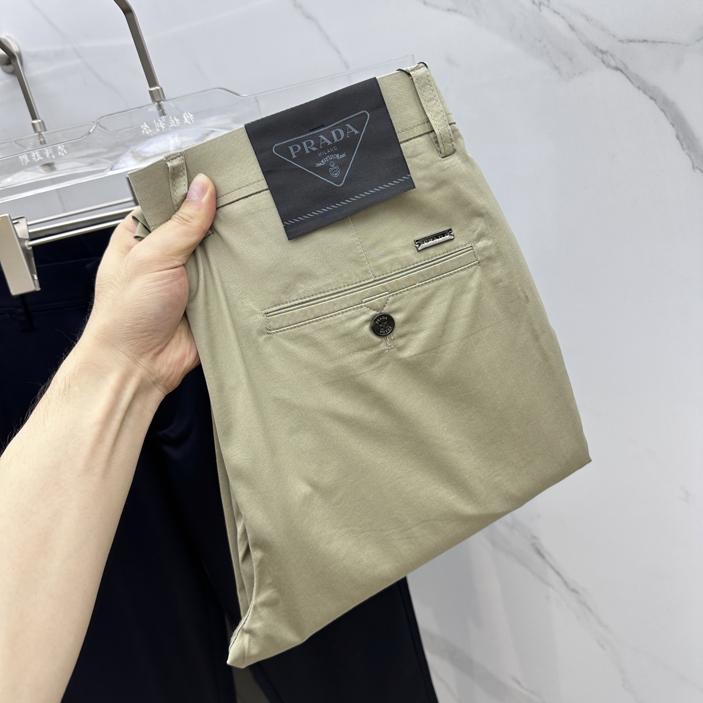 NO:149955,Prada*Prada 2025 spring and summer new casual trousers, simultaneously released on the official website, trouser body craft design, imported customer-supplied auxiliary materials, fabric customization, and OEM products are free of inspection!  Every detail is the ultimate, the original hardware accessories are trendy and stylish, and they are a must-have item for trendy people!  Original AX production!  Number of codes 30-40 has 35 no 37. 39, prada, prada, alexander wang19860909Prada*普拉达 2025春夏新品休闲裤西裤,官网同步发售,裤身工艺设计,进口客供辅料、面料定制,代工厂出品免检！每个细节做到极致,原版五金配件,潮范十足、上身有型帅气,潮人必备单品！ AX原单出品！ 码数30-40有35无37. 39,,prada,prada,alexander wang,Men's clothing