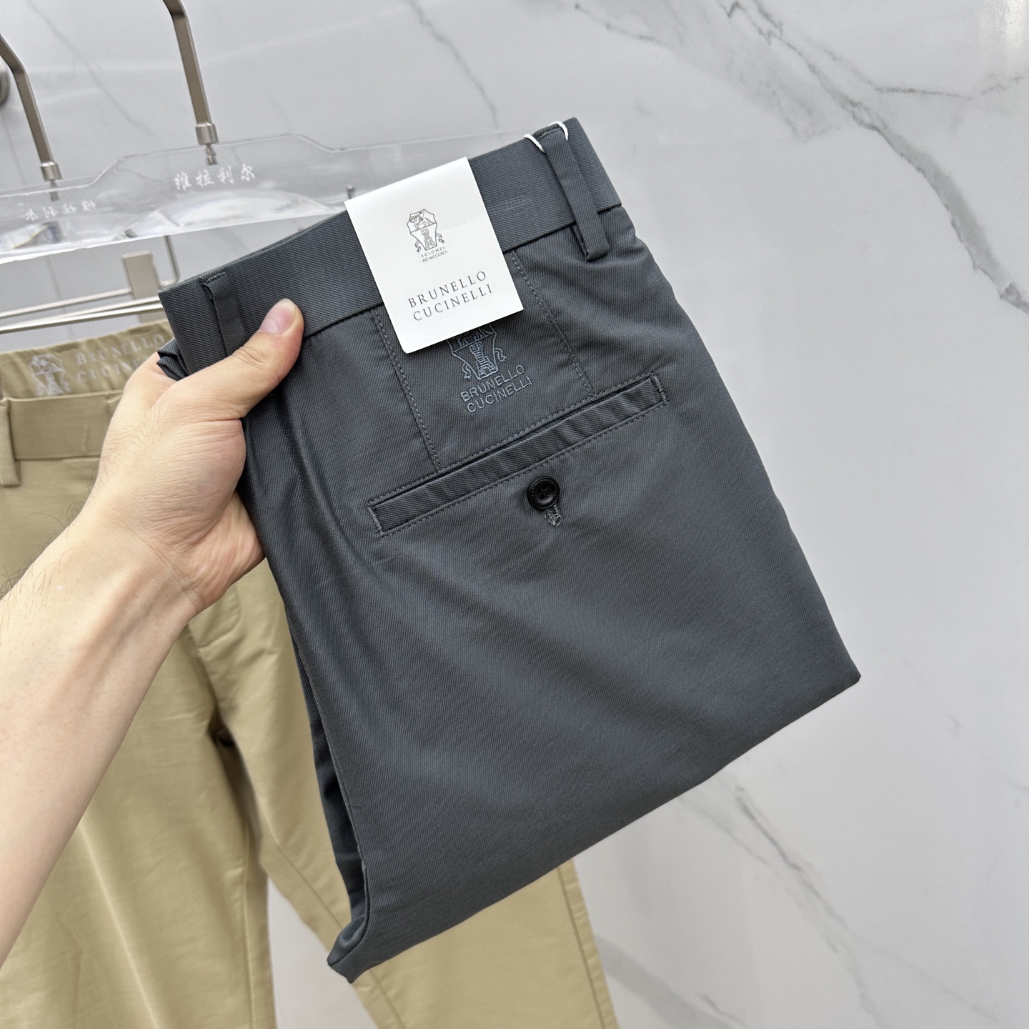 NO:149907,BC 2025 spring and summer new casual pants and trousers are released simultaneously on the official website, trouser body craft design, imported customer-supplied auxiliary materials, fabric customization, and OEM products are free of inspection!  Every detail is the ultimate, the original hardware accessories are trendy and stylish, and they are a must-have item for trendy people!  Original AX production!  Number of codes 30-40 has 35 no 37. 39, alexander wang19860909BC 2025春夏新品休闲裤西裤,官网同步发售,裤身工艺设计,进口客供辅料、面料定制,代工厂出品免检！每个细节做到极致,原版五金配件,潮范十足、上身有型帅气,潮人必备单品！ AX原单出品！ 码数30-40有35无37. 39,,alexander wang,Men's clothing