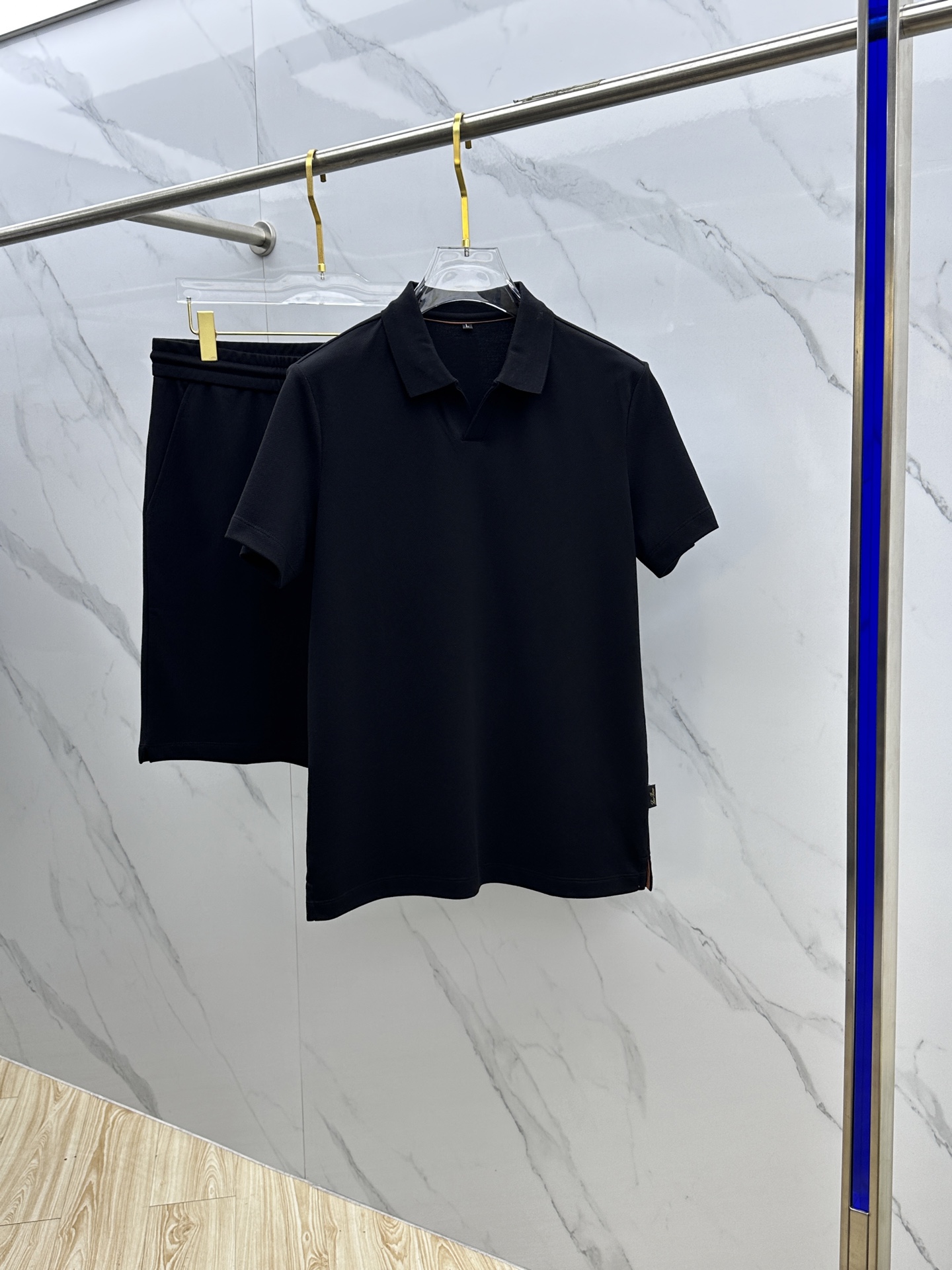 NO:149938,LP Spring and summer new men's lapel Polo shirt, short-sleeved T-shirt shorts set, released simultaneously on the counter, simple, fashionable and versatile, high-end quality, side logo fabric design, customized imported double-strand mercerized bead floor cotton fabric, comfortable to wear, breathable, high grade and very textured, fashionable and casual!  NB original single production code number M-4XL, loro piana, shorts, T-shirt, tees, t-shirt, alexander wang19860909LP 春夏新款男士翻领Polo衫短袖T恤短裤套装 柜台同步发售 简洁时尚百搭 高端品质 侧边logo布标设计 定制进口双股丝光珠地棉面料 穿着舒适 透气 档次高很有质感 时尚又休闲！ NB原单出品 码数M-4XL,,loro piana,shorts,T-shirt,tees，t-shirt,alexander wang,Men's clothing