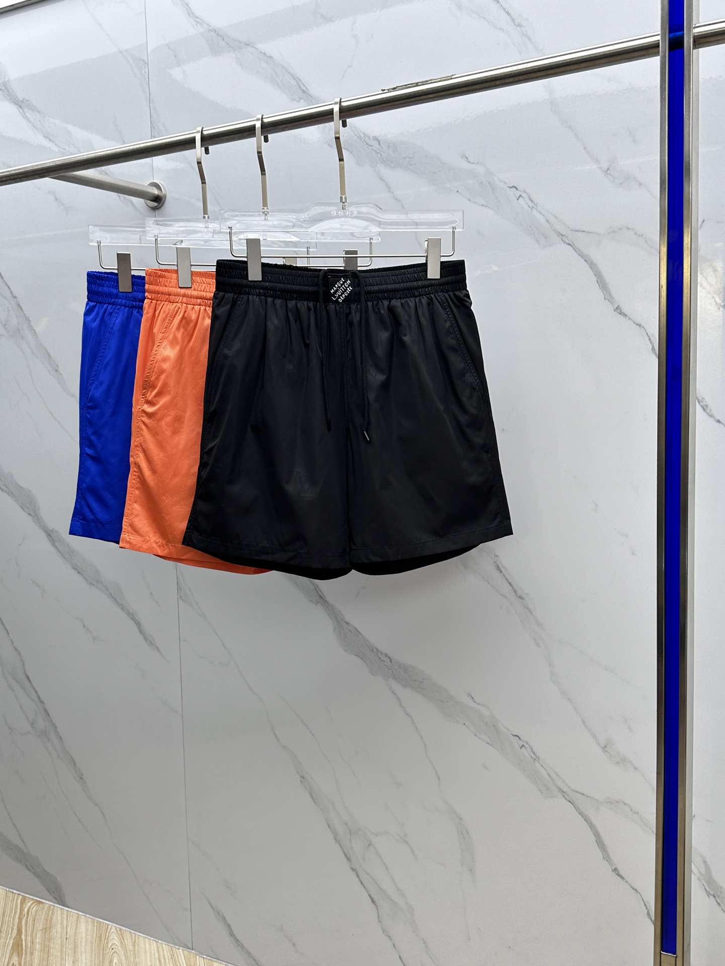 NO:161173,Louis Vuitton*Louis Vuitton 2025 Spring and Summer Latest Men's Shorts, Original Customized High-Density Nylon Cloth, Jacquard, Thinner Soft, Smooth Slim, Hidden Elastic Lace, Mesh Inside, Fine Handmade, Every production process has to be very attentive to make the whole garment perfectly present. Hei Size M-XXL,,louis vuitton,louis vuitton, shorts,alexander wang19860909Louis Vuitton*路易威登 2025春夏最新男士短裤,原版定制高密度尼龙布,提花,更加轻薄柔软,手感爽滑,隐藏式松紧系带,网格内里,精细手工,每一个生产流程都得非常用心,才能让整件成衣完美呈现.hei尺码M-XXL,,louis vuitton,louis vuitton,shorts,alexander wang,Men's clothing