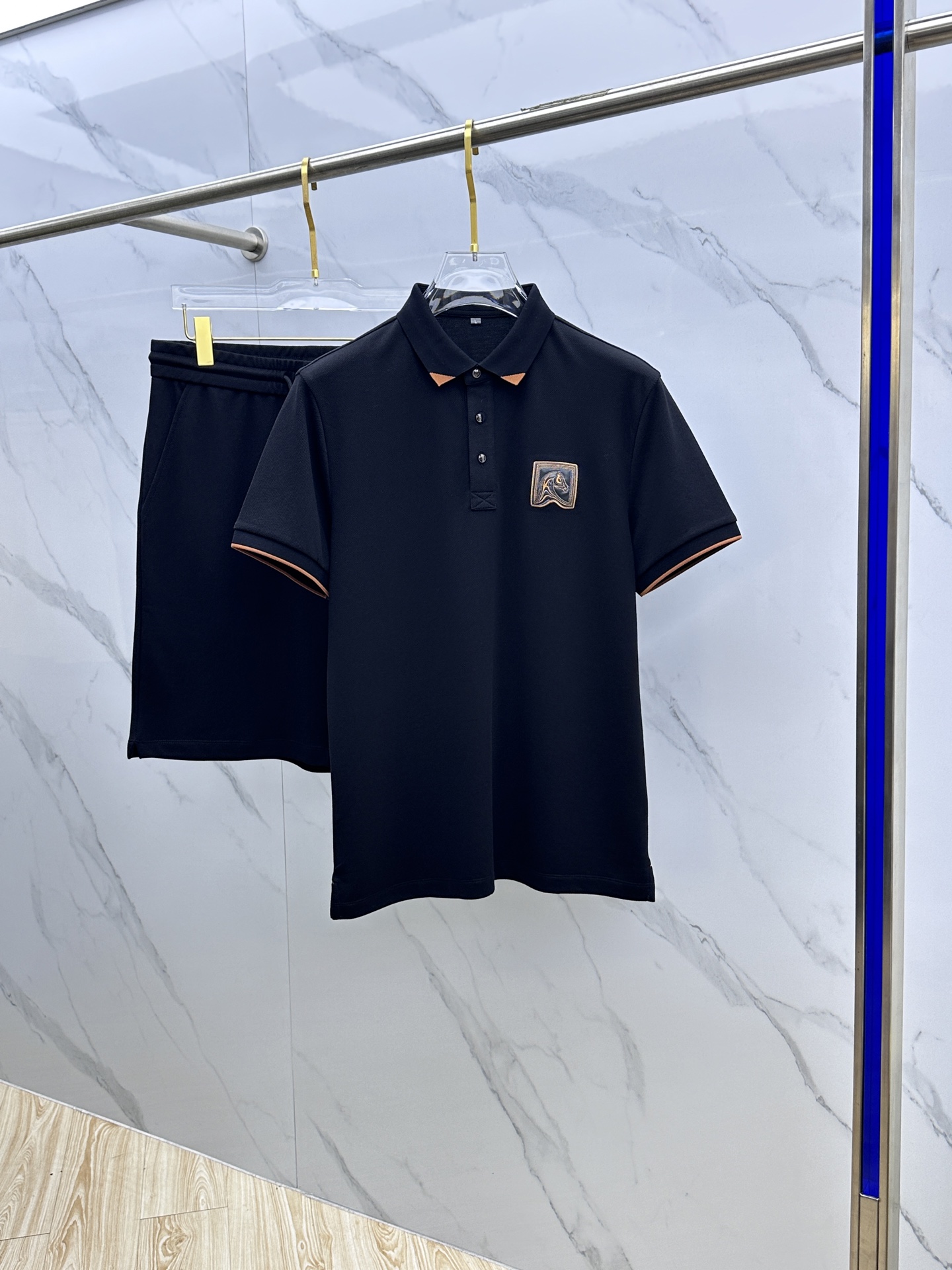 NO:161176,Hermes* Hermes 2025 spring and summer new men's lapel Polo shirt, short-sleeved T-shirt shorts set, released at the counter simultaneously, simple, fashionable and versatile, high-end quality, chest logo embroidery design, collar cuff color thread, customized imported double-strand mercerized bead floor cotton fabric, comfortable to wear, breathable, high grade and very textured, fashionable and casual!  NB original single production code number M-4XL, hermes, hermes, shorts, T-shirt, tees, t-shirt, alexander wang19860909Hermes*爱马仕 2025春夏新款男士翻领Polo衫短袖T恤短裤套装 柜台同步发售 简洁时尚百搭 高端品质 胸前logo刺绣设计 领口袖口插色螺纹 定制进口双股丝光珠地棉面料 穿着舒适 透气 档次高很有质感 时尚又休闲！ NB原单出品 码数M-4XL,,hermes,hermes,shorts,T-shirt,tees，t-shirt,alexander wang,Men's clothing