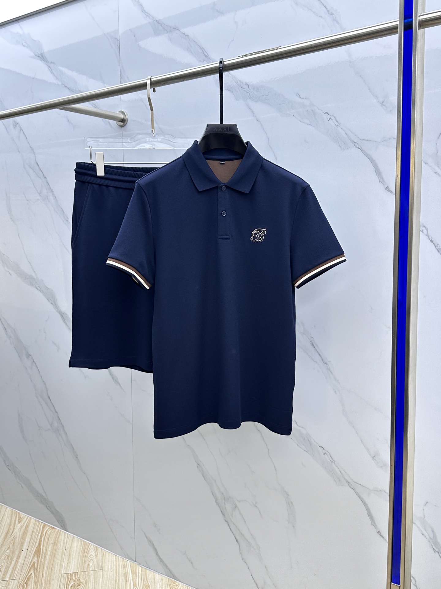 NO:161177,LP Spring and summer new men's lapel Polo shirt, short-sleeved T-shirt shorts set, released at the counter simultaneously, simple, fashionable and versatile, high-end quality, chest logo embroidery design, cuff color thread, customized imported double-strand mercerized bead floor cotton fabric, comfortable to wear, breathable, high grade and very textured, fashionable and casual!  NB original single production code number M-4XL, loro piana, shorts, T-shirt, tees, t-shirt, alexander wang19860909LP 春夏新款男士翻领Polo衫短袖T恤短裤套装 柜台同步发售 简洁时尚百搭 高端品质 胸前logo刺绣设计 袖口插色螺纹 定制进口双股丝光珠地棉面料 穿着舒适 透气 档次高很有质感 时尚又休闲！ NB原单出品 码数M-4XL,,loro piana,shorts,T-shirt,tees，t-shirt,alexander wang,Men's clothing