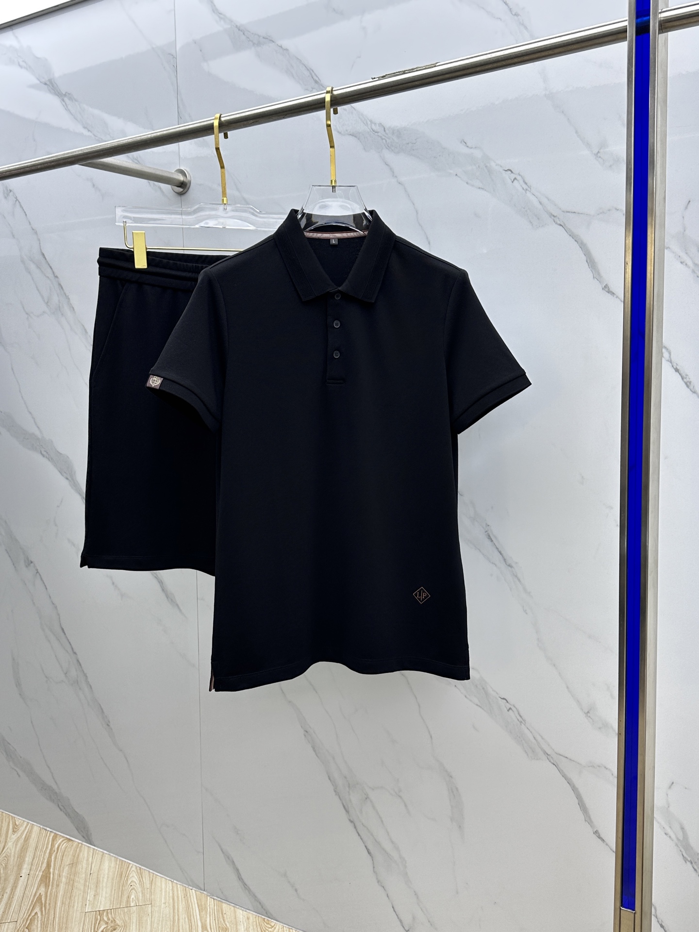 NO:159808,LP Spring and summer new men's lapel Polo shirt, short-sleeved T-shirt shorts set, released at the counter simultaneously, simple, fashionable and versatile, high-end quality, clever logo design, cuff thread edge-closing, custom imported double-strand mercerized bead floor cotton fabric, comfortable to wear, breathable, high grade and very textured, fashionable and casual!  NB original single production code number M-4XL, loro piana, shorts, T-shirt, tees, t-shirt, alexander wang19860909LP 春夏新款男士翻领Polo衫短袖T恤短裤套装 柜台同步发售 简洁时尚百搭 高端品质 logo巧妙设计 袖口螺纹收边 定制进口双股丝光珠地棉面料 穿着舒适 透气 档次高很有质感 时尚又休闲！ NB原单出品 码数M-4XL,,loro piana,shorts,T-shirt,tees，t-shirt,alexander wang,Men's clothing