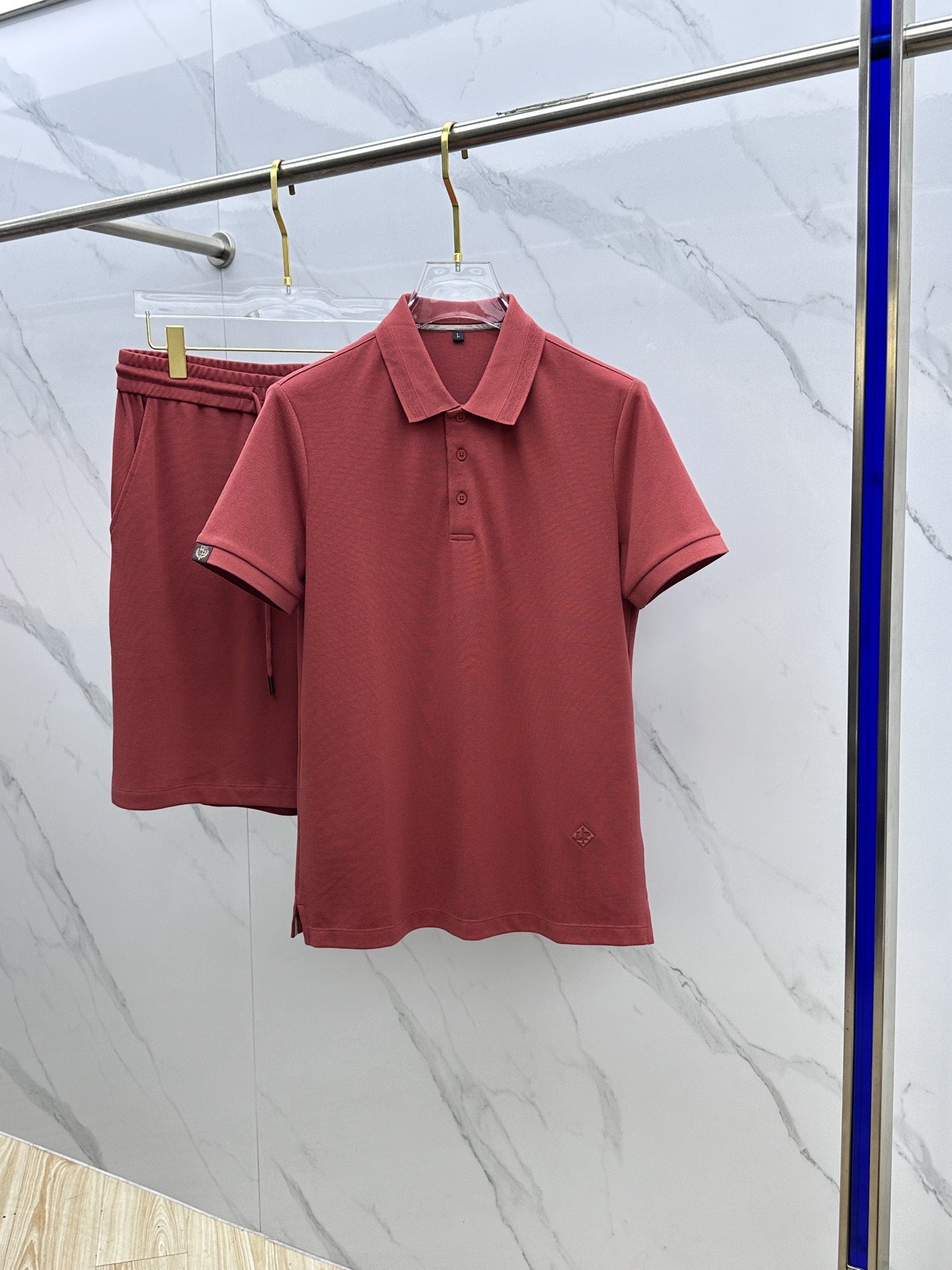 NO:161178,LP Spring and summer new men's lapel Polo shirt, short-sleeved T-shirt shorts set, released at the counter simultaneously, simple, fashionable and versatile, high-end quality, clever logo design, cuff thread edge-closing, custom imported double-strand mercerized bead floor cotton fabric, comfortable to wear, breathable, high grade and very textured, fashionable and casual!  NB original single production code number M-4XL, loro piana, shorts, T-shirt, tees, t-shirt, alexander wang19860909LP 春夏新款男士翻领Polo衫短袖T恤短裤套装 柜台同步发售 简洁时尚百搭 高端品质 logo巧妙设计 袖口螺纹收边 定制进口双股丝光珠地棉面料 穿着舒适 透气 档次高很有质感 时尚又休闲！ NB原单出品 码数M-4XL,,loro piana,shorts,T-shirt,tees，t-shirt,alexander wang,Men's clothing