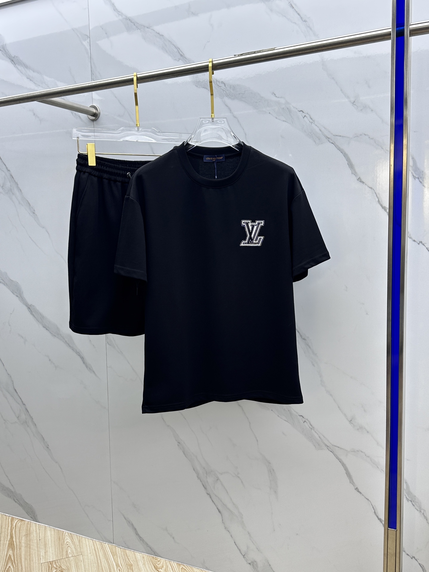 NO:161181,1V* Louis Deng Spring and Summer Set Style m-xxxl The latest and most top plain black labeled embroidery set, customized fabrics, top quality for sale, one-stop production process, using imported high-end custom imported silk thread with first-class feel!  The upper body is upright and stylish and not easy to wrinkle. It can be worn by men and women, produced by Lu original single. Number of numbers m-xxxl, louis vuitton, alexander wang198609091V*路易·登 春夏套装版型m-xxxl 最新最顶级平纹黑色贴标刺绣套装,定制面料 顶级品质在售,一站式制作工艺,采用进口高端订制进口丝线手感一流！上身挺拔有型不易皱.男女可穿,lu原单出品 码数m-xxxl,,louis vuitton,alexander wang,Men's clothing