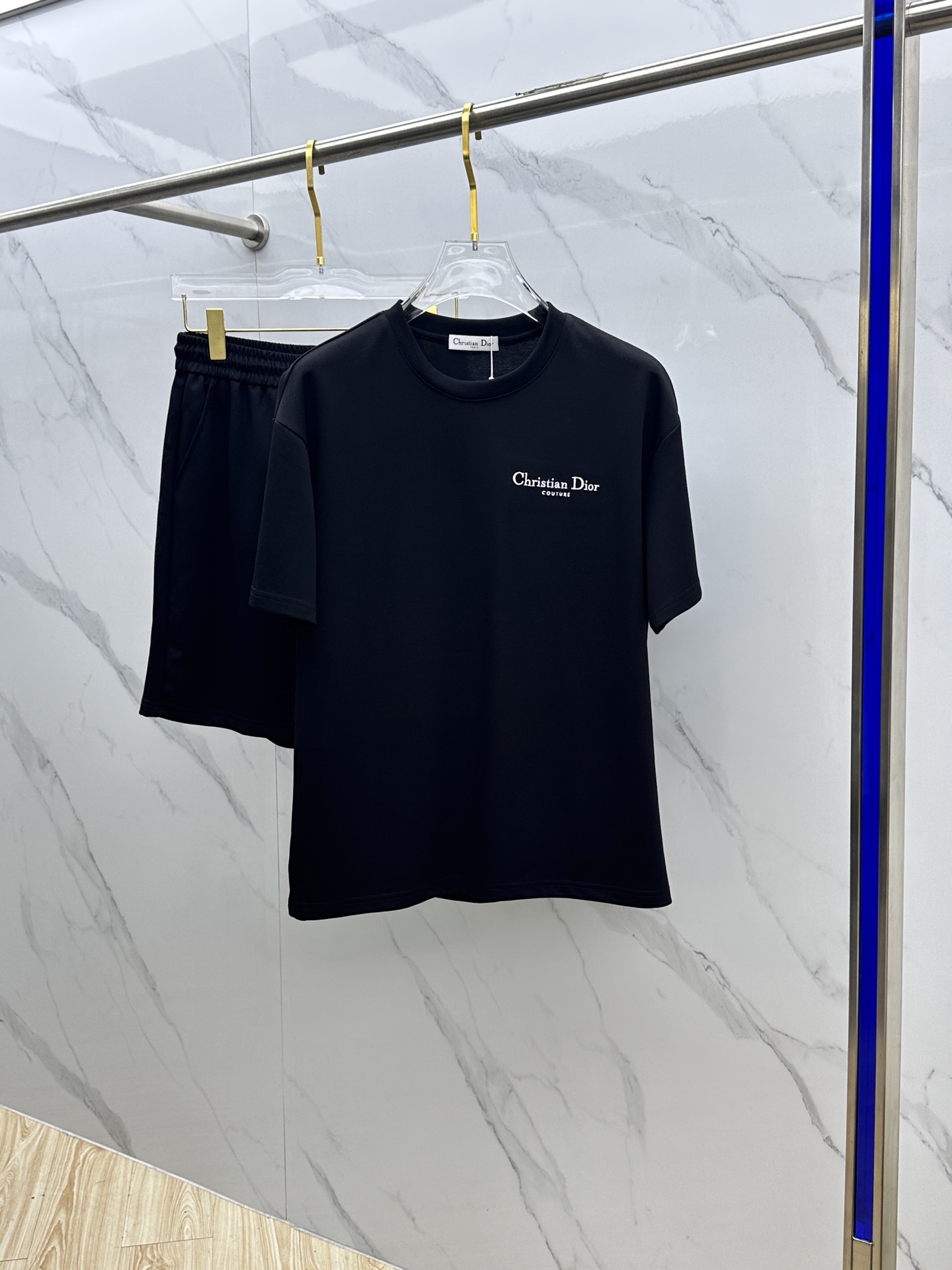 NO:161183,Dior* Dior Spring and Summer Set Style m-xxxl Latest and Top Plaid Black Label Embroidery Set, Customized Fabric Top Quality for Sale, One-stop Production Technology, Using Imported High-end Customized Imported Silk Wire to Be First-class Hand!  The upper body is upright and stylish and not easy to wrinkle. It can be worn by men and women, produced by Lu original single. Number of codes m-xxxl,,dior,dior,alexander wang19860909Dior*迪奥 春夏套装版型m-xxxl 最新最顶级平纹黑色贴标刺绣套装,定制面料 顶级品质在售,一站式制作工艺,采用进口高端订制进口丝线手感一流！上身挺拔有型不易皱.男女可穿,lu原单出品 码数m-xxxl,,dior,dior,alexander wang,Men's clothing