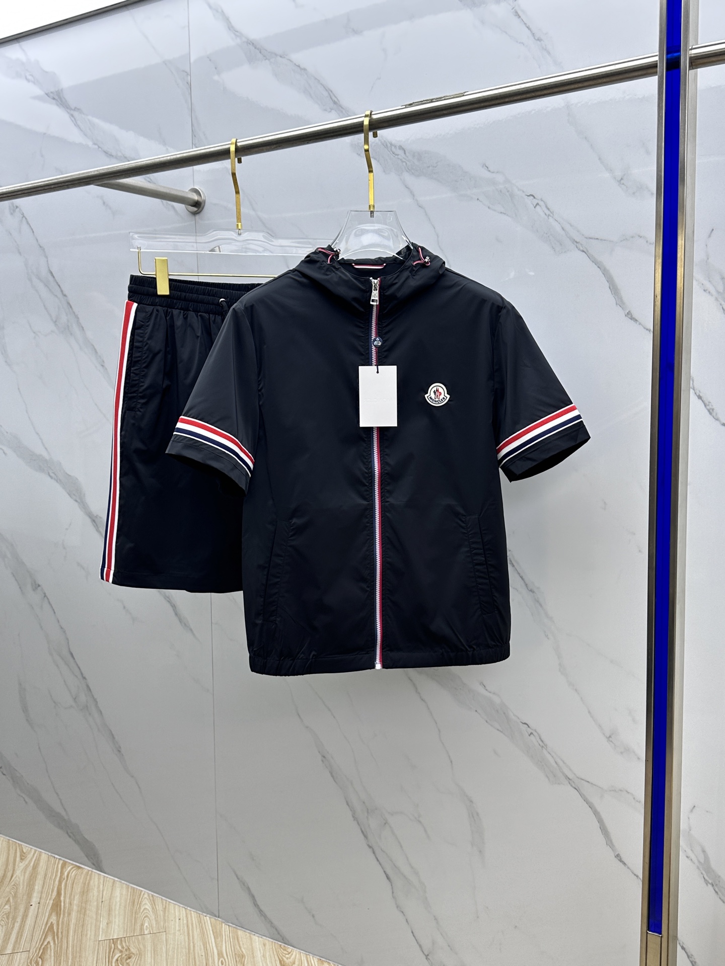 NO:161170,Mon* cover-mouth casual suit M-3XL 2025 spring and summer sports show a simple and fashionable style. The hooded short sleeves are matched with the same color, and the overall design is casual and versatile. The red, white and blue striped decoration on the zipper and cuffs add details and highlights, which is fashionable and age-reducing. The brand logo is exquisitely embellished to highlight quality. The fabric is soft and comfortable, breathable and quick-drying, and can be easily controlled for sports and fitness or daily travel. It is a must-have fashion item for trendy men. It creates a unique trendy outfit with a high-end and atmospheric style. g19 size m-xxxl, Moncler, T-shirt,hats,alexander wang19860909Mon*蒙口 休闲套装M-3XL 2025春夏运动,尽显简约时尚风范.连帽短袖搭配同色系,整体设计休闲百搭.拉链与袖口处的红白蓝条纹装饰,增添细节亮点,洋气又减龄.品牌标识精致点缀,彰显品质.面料柔软舒适、透气速干,无论是运动健身还是日常出行都能轻松驾驭,是潮男必备的时尚单品,以高档大气的格调,打造独特潮流穿搭.g19 尺码m-xxxl,,Moncler,T-shirt,hats,alexander wang,Men's clothing