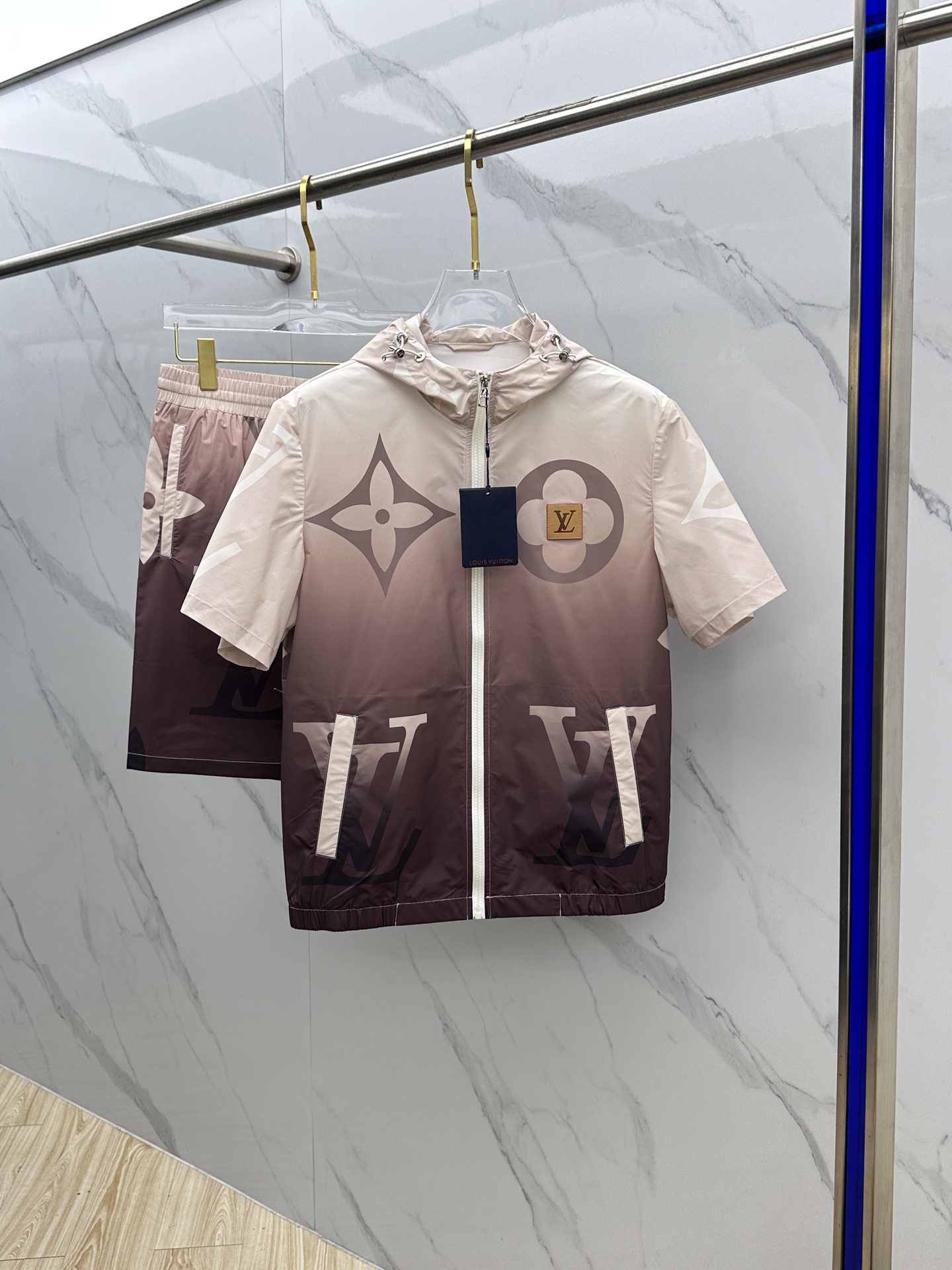 NO:161172,1V* Louisville* Spring and Summer Casual Set m~xxxl 2025 Spring and Summer Sports, showing luxury and trend. Gradient tones are matched with the iconic Monogram pattern, and classic elements are rejuvenated and visually impactful. The hooded short sleeves and tops are eye-catching and exquisite, demonstrating the brand identity. The fabric is light and breathable, and has excellent texture. Whether it is a fashion show or a casual trip, you can easily control it!  g19 size m-xxxl,,louis vuitton,T-shirt,hats,alexander wang198609091V*路易威* 春夏休闲套装m~xxxl 2025春夏运动,尽显奢华与潮流.渐变色调搭配标志性Monogram图案,经典元素焕新演绎,视觉冲击十足.连帽短袖与上,标识醒目又精致,彰显品牌身份.面料轻盈透气,质感卓越.无论是时尚秀场还是休闲出行,都能轻松驾驭！g19 尺码m-xxxl,,louis vuitton,T-shirt,hats,alexander wang,Men's clothing