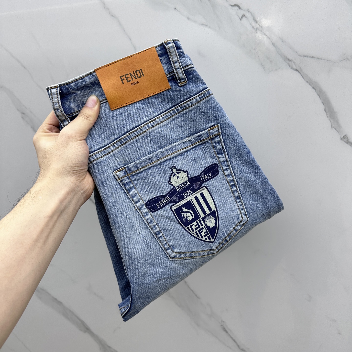 NO:162537,Fendi*Fendi High-end customization, the latest small straight jeans in early spring 2025, are available at the counter simultaneously, imported color fixing fabrics, micro-spreads, original custom reproduction, customer-supplied hardware and auxiliary materials, original quality, heavy industry washing, fine workmanship and excellent upper body!  Preferred items must be kept A10 digits 30-38 without 35.37, fendi, fendi, jeans, alexander wang19860909Fendi*芬迪 高端定制、2025早春最新款小直筒牛仔裤 柜台同步发售 进口固色面料 微弹 原版定制复刻 客供五金辅料 原单品质 重工洗水 做工走线精细 上身绝佳！优选单品 必须自留 A10 码数30-38无35.37,,fendi,fendi,jeans,alexander wang,Men's clothing