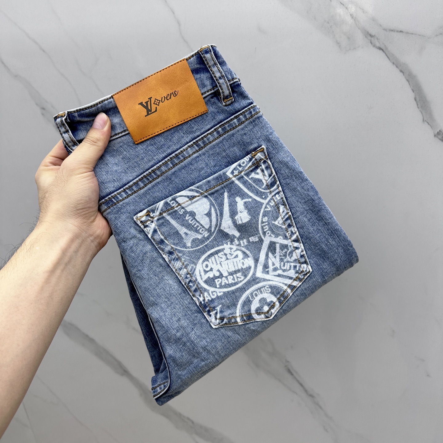 NO:162539,LV* Louis Vuitton, high-end customization, the latest small straight jeans in early spring 2025, are available at the counter simultaneously, imported color fixing fabric, micro-spin, original custom reproduction, customer-supplied hardware and auxiliary materials, original quality, heavy industry washing, fine workmanship and excellent upper body!  Preferred items must be kept A10 digits 30-38 without 35.37, louis vuitton,louis vuitton,jeans,alexander wang19860909LV*路易威登 高端定制、2025早春最新款小直筒牛仔裤 柜台同步发售 进口固色面料 微弹 原版定制复刻 客供五金辅料 原单品质 重工洗水 做工走线精细 上身绝佳！优选单品 必须自留 A10 码数30-38无35.37,,louis vuitton,louis vuitton,jeans,alexander wang,Men's clothing