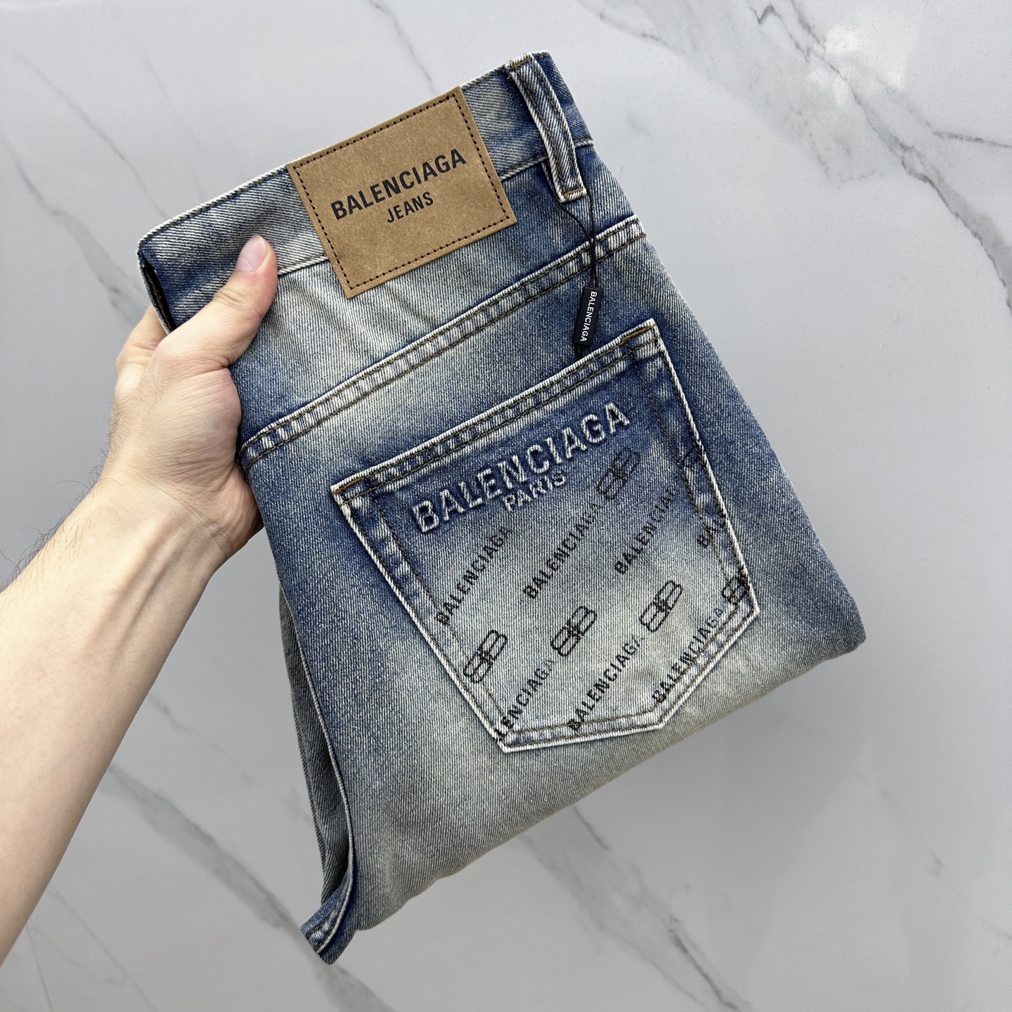 NO:161184,Balenciag* Paris High-end customization, the latest 2025 early spring jeans, released simultaneously on the counter, imported color fixing fabric, micro-spin, original custom reproduction, customer-supplied hardware and auxiliary materials, original quality, heavy industry washing, fine workmanship and excellent upper body!  Preferred items must be kept A10 digits 30-38 without 35.37, balenciaga, jeans, alexander wang19860909Balenciag*巴黎 高端定制、2025早春最新款直阔腿筒牛仔裤 柜台同步发售 进口固色面料 微弹 原版定制复刻 客供五金辅料 原单品质 重工洗水 做工走线精细 上身绝佳！优选单品 必须自留 A10 码数30-38无35.37,,balenciaga,jeans,alexander wang,Men's clothing