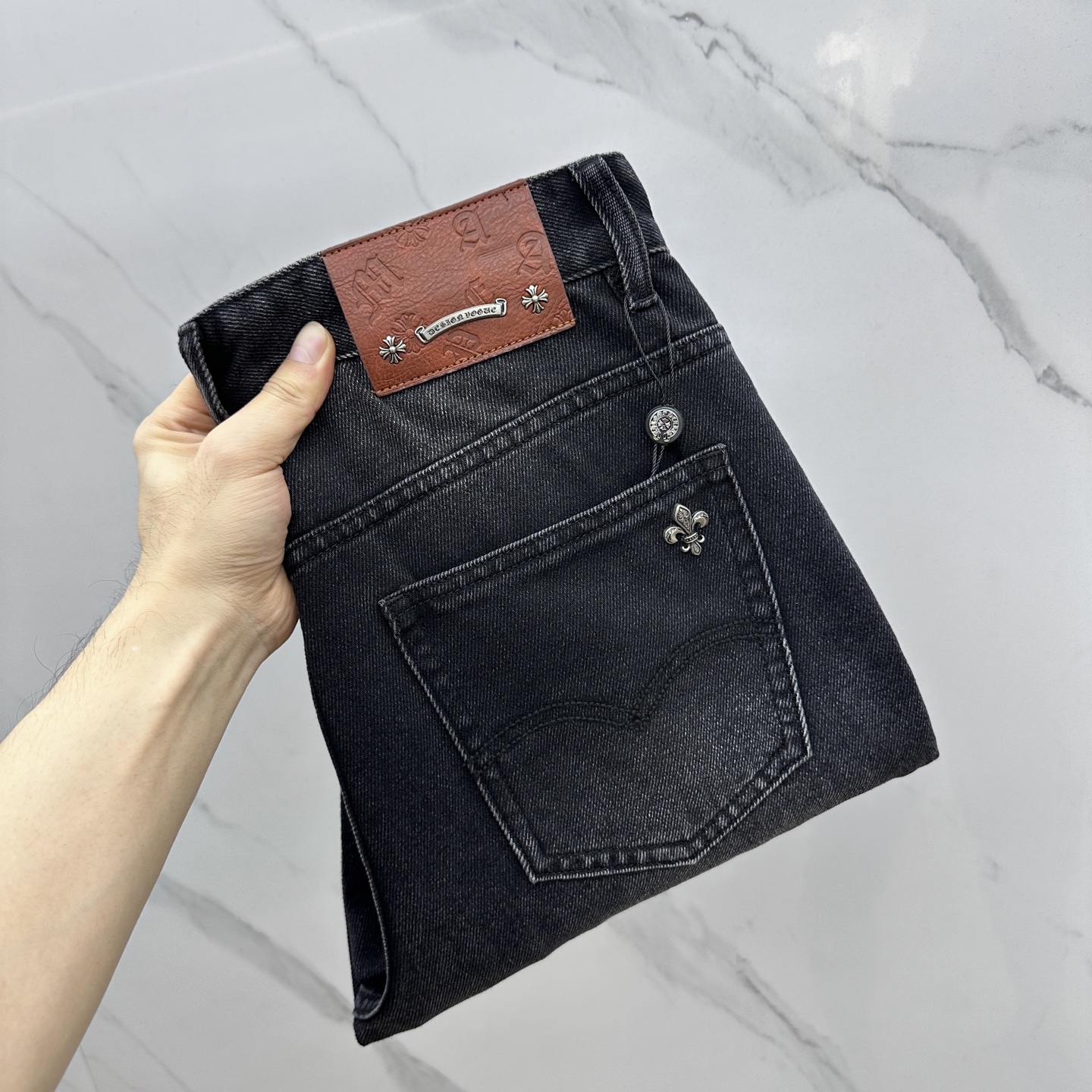 NO:162542,CH* Crowxin High-end customization, the latest 2025 early spring jeans straight wide-leg jeans are available at the counter simultaneously. Imported color fixing fabrics, micro-spreads, original custom reproduction, customer-supplied hardware and auxiliary materials, original quality, heavy industry washing, fine workmanship and excellent upper body!  Preferred items must be kept A10 digits 30-38 without 35.37, chrome hearts, jeans, alexander wang19860909CH*克罗心 高端定制、2025早春最新款直阔腿筒牛仔裤 柜台同步发售 进口固色面料 微弹 原版定制复刻 客供五金辅料 原单品质 重工洗水 做工走线精细 上身绝佳！优选单品 必须自留 A10 码数30-38无35.37,,chrome hearts,jeans,alexander wang,Men's clothing