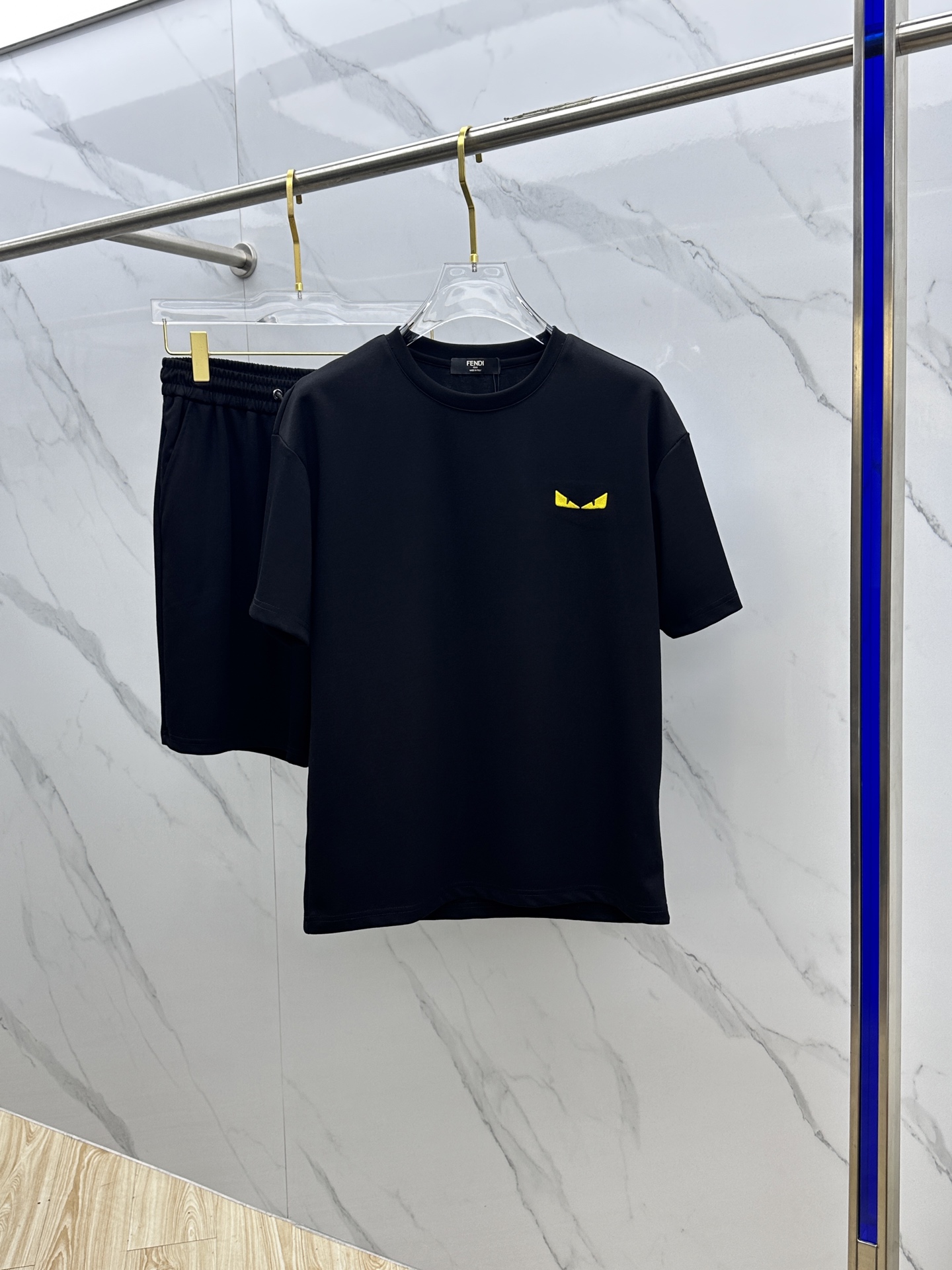 NO:162515,Fendi·Fendi Spring and Summer Set Style m-xxxl The latest and most top plain black label embroidery set, customized fabrics, top quality for sale, one-stop production process, using imported high-end custom imported silk thread with first-class feel!  The upper body is upright and stylish and not easy to wrinkle. It can be worn by men and women, produced by Lu original single. Number of codes m-xxxl, fendi, fendi, alexander wang19860909Fendi·芬迪 春夏套装版型m-xxxl 最新最顶级平纹黑色贴标刺绣套装,定制面料 顶级品质在售,一站式制作工艺,采用进口高端订制进口丝线手感一流！上身挺拔有型不易皱.男女可穿,lu原单出品 码数m-xxxl,,fendi,fendi,alexander wang,Men's clothing