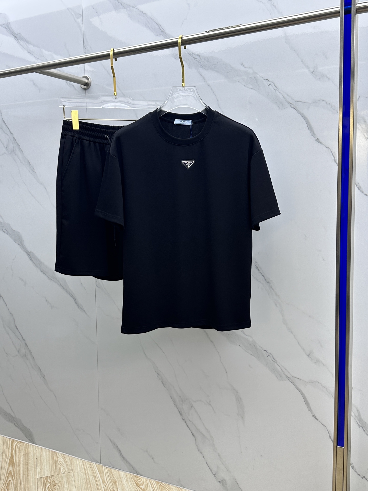 🆕Prad*普拉达 春夏套装版型m-xxxl
最新最顶级平纹黑色贴标...