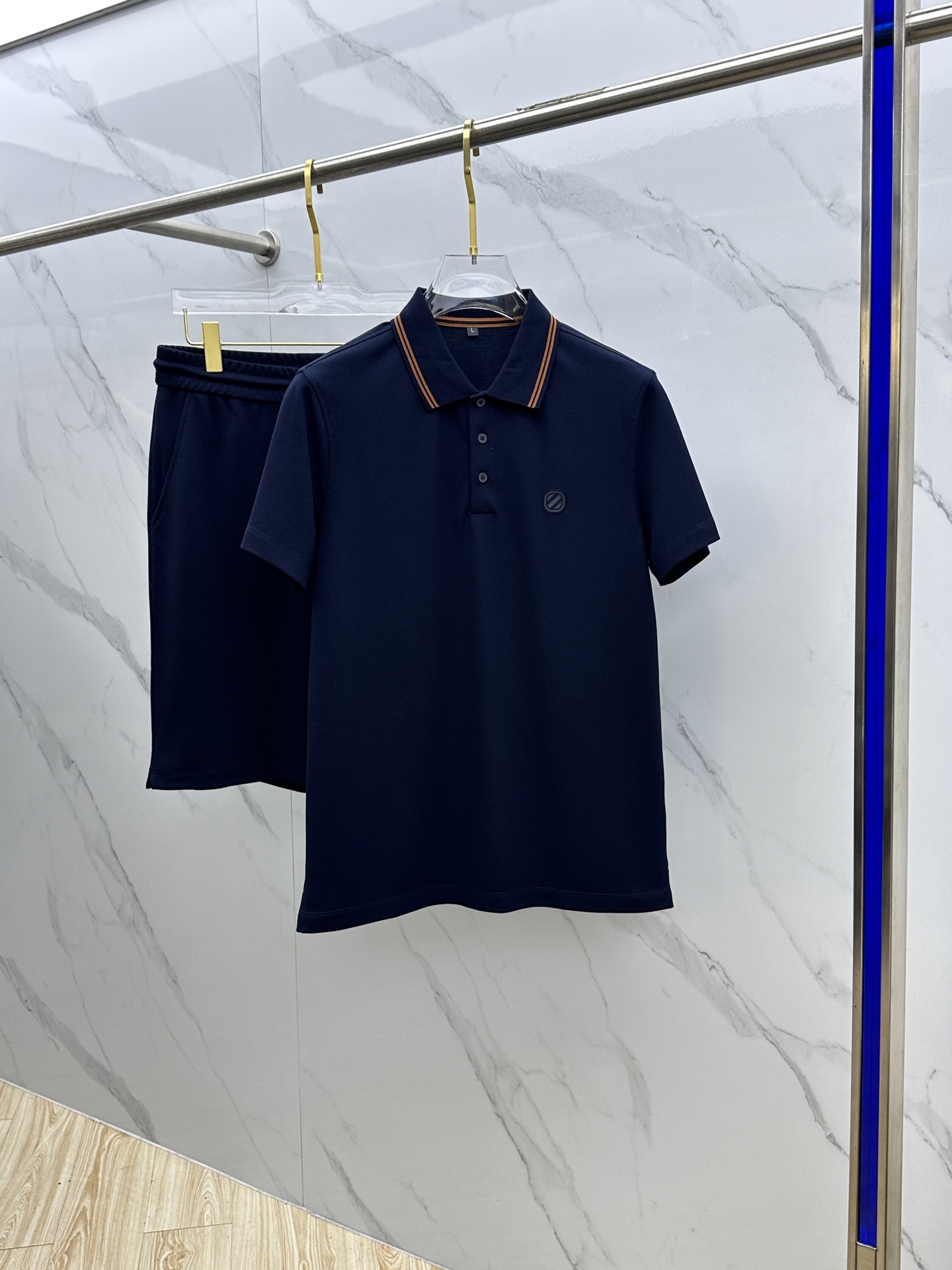 NO:162511,ZEGNA*Jenia 2025 spring and summer new men's lapel Polo shirt, short-sleeved T-shirt shorts set, released at the counter simultaneously, simple, fashionable and versatile, high-end quality, clever logo design, cuff thread edge-closing, custom imported double-strand mercerized bead floor cotton fabric, comfortable to wear, breathable, high grade and very textured, fashionable and casual!  NB original single production code number M-4XL, zegna, shorts, T-shirt, tees, t-shirt, alexander wang19860909ZEGNA*杰尼亚 2025春夏新款男士翻领Polo衫短袖T恤短裤套装 柜台同步发售 简洁时尚百搭 高端品质 logo巧妙设计 袖口螺纹收边 定制进口双股丝光珠地棉面料 穿着舒适 透气 档次高很有质感 时尚又休闲！ NB原单出品 码数M-4XL,,zegna,shorts,T-shirt,tees，t-shirt,alexander wang,Men's clothing