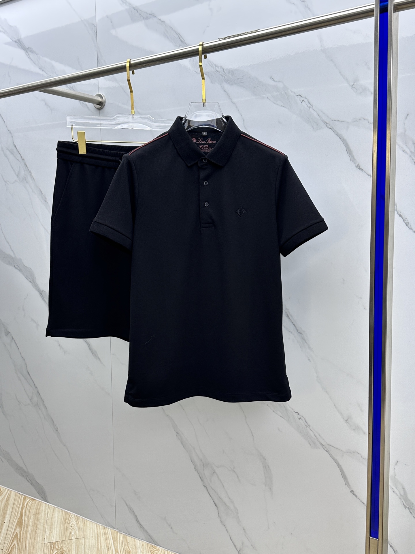 NO:412287,LP Spring and summer new men's lapel Polo shirt, short-sleeved T-shirt shorts set, released at the counter simultaneously, simple, fashionable and versatile, high-end quality, clever logo design, cuff thread edge-closing, custom imported double-strand mercerized bead floor cotton fabric, comfortable to wear, breathable, high grade and very textured, fashionable and casual!  NB original single production code number M-4XL, loro piana, shorts, T-shirt, tees, t-shirt, alexander wang19860909LP 春夏新款男士翻领Polo衫短袖T恤短裤套装 柜台同步发售 简洁时尚百搭 高端品质 logo巧妙设计 袖口螺纹收边 定制进口双股丝光珠地棉面料 穿着舒适 透气 档次高很有质感 时尚又休闲！ NB原单出品 码数M-4XL,,loro piana,shorts,T-shirt,tees，t-shirt,alexander wang,Men's clothing