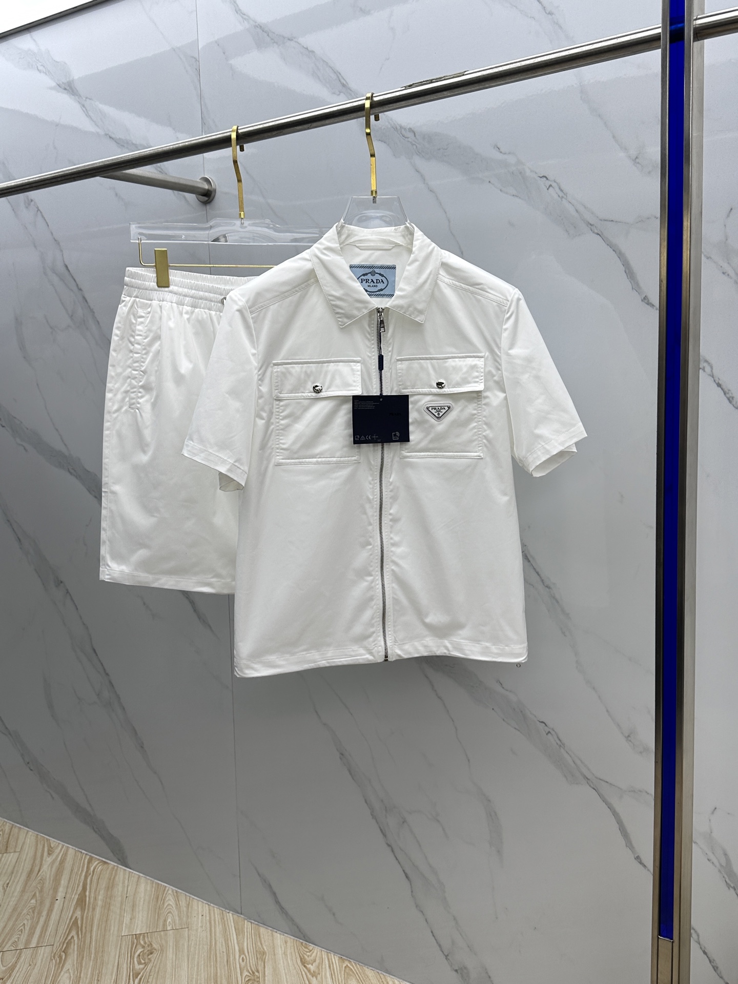 NO:473516,PRAD* · Prada Men's logo decoration re-nylon Bermuda shorts set, original custom high-density nylon, lighter and softer, smoother feel, elastic straps, built-in grid inner part of the shorts, fine handmade, every production process requires great care to make the whole garment perfectly present. Three standards are complete. G19 perfectly produced Size M-3XL,, prada, prada, shorts, alexander wang19860909PRAD*·普拉达 男士徽标饰re-nylon百慕大短裤套装,原版定制高密度尼龙,更加轻薄柔软,手感爽滑,松紧系带,短裤内置网格内里,精细手工,每一个生产流程都得非常用心,才能让整件成衣完美呈现.三标齐全.g19完美出品 尺码M-3XL,,prada,prada,shorts,alexander wang,Men's clothing