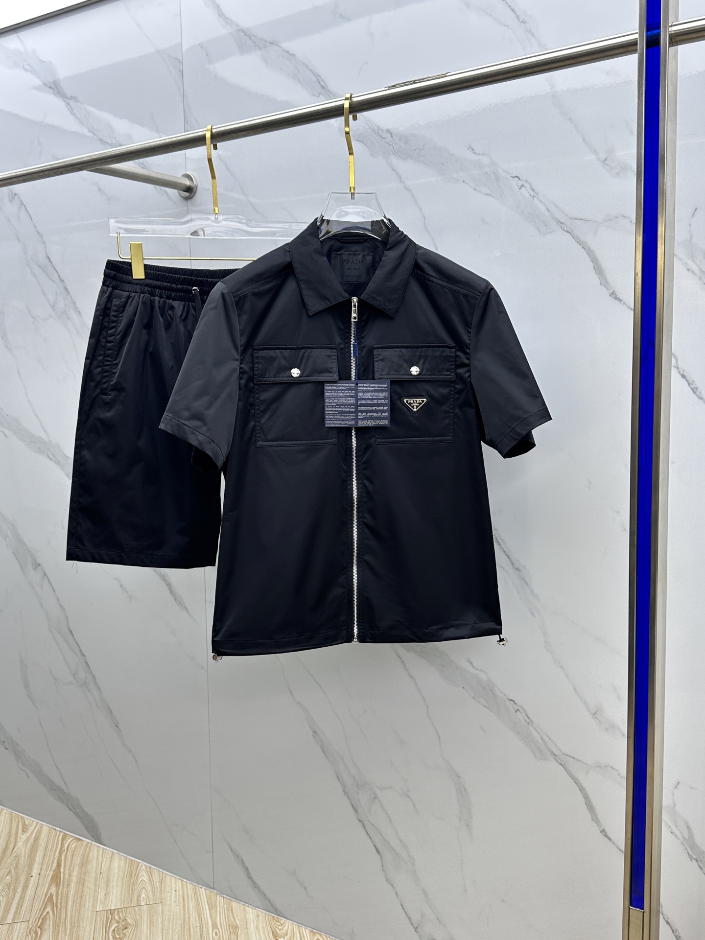 NO:473527,PRAD* · Prada Men's logo decoration re-nylon Bermuda shorts set, original custom high-density nylon, lighter and softer, smoother feel, elastic straps, built-in grid inner part of the shorts, fine handmade, every production process requires great care to make the whole garment perfectly present. Three standards are complete. G19 perfectly produced Size M-3XL,, prada, prada, shorts, alexander wang19860909PRAD*·普拉达 男士徽标饰re-nylon百慕大短裤套装,原版定制高密度尼龙,更加轻薄柔软,手感爽滑,松紧系带,短裤内置网格内里,精细手工,每一个生产流程都得非常用心,才能让整件成衣完美呈现.三标齐全.g19完美出品 尺码M-3XL,,prada,prada,shorts,alexander wang,Men's clothing