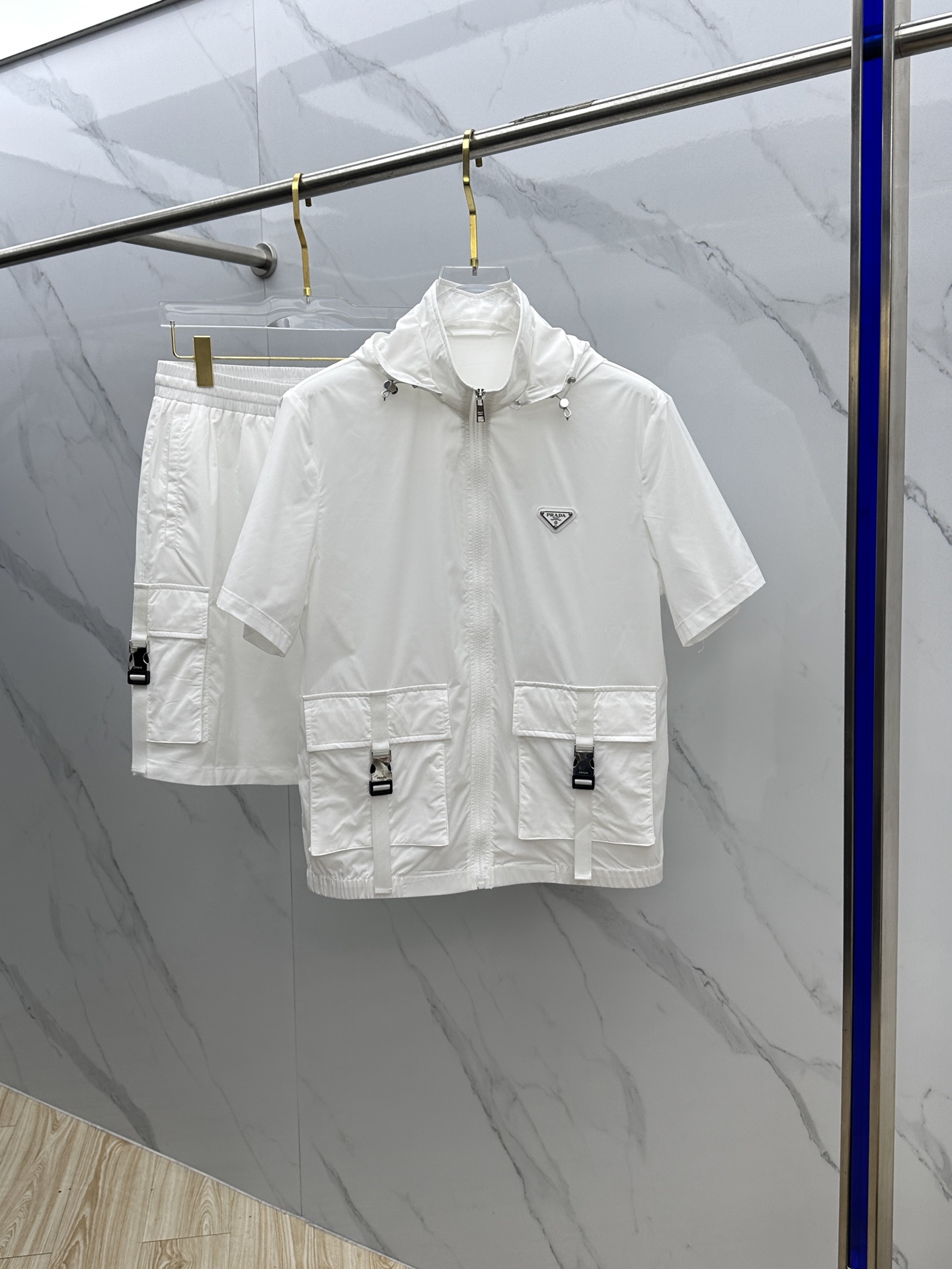 NO:473521,PRAD* Prada Men's logo decoration re-nylon Bermuda shorts set, exciting and highlighted large pockets, original custom high-density nylon, lighter and softer, smoother feel, elastic straps, built-in grid lining for shorts, zipper disassembly hat, fine handwork, every production process must be very attentive to make the whole garment perfectly present. Three standards are complete. G19 perfectly produced Size M-3XL,, prada, prada, shorts, hats, alexander wang19860909PRAD*·普拉达 男士徽标饰re-nylon百慕大短裤套装,精彩亮点的大口袋,原版定制高密度尼龙,更加轻薄柔软,手感爽滑,松紧系带,短裤内置网格内里,拉链拆卸式帽子,精细手工,每一个生产流程都得非常用心,才能让整件成衣完美呈现.三标齐全.g19完美出品 尺码M-3XL,,prada,prada,shorts,hats,alexander wang,Men's clothing