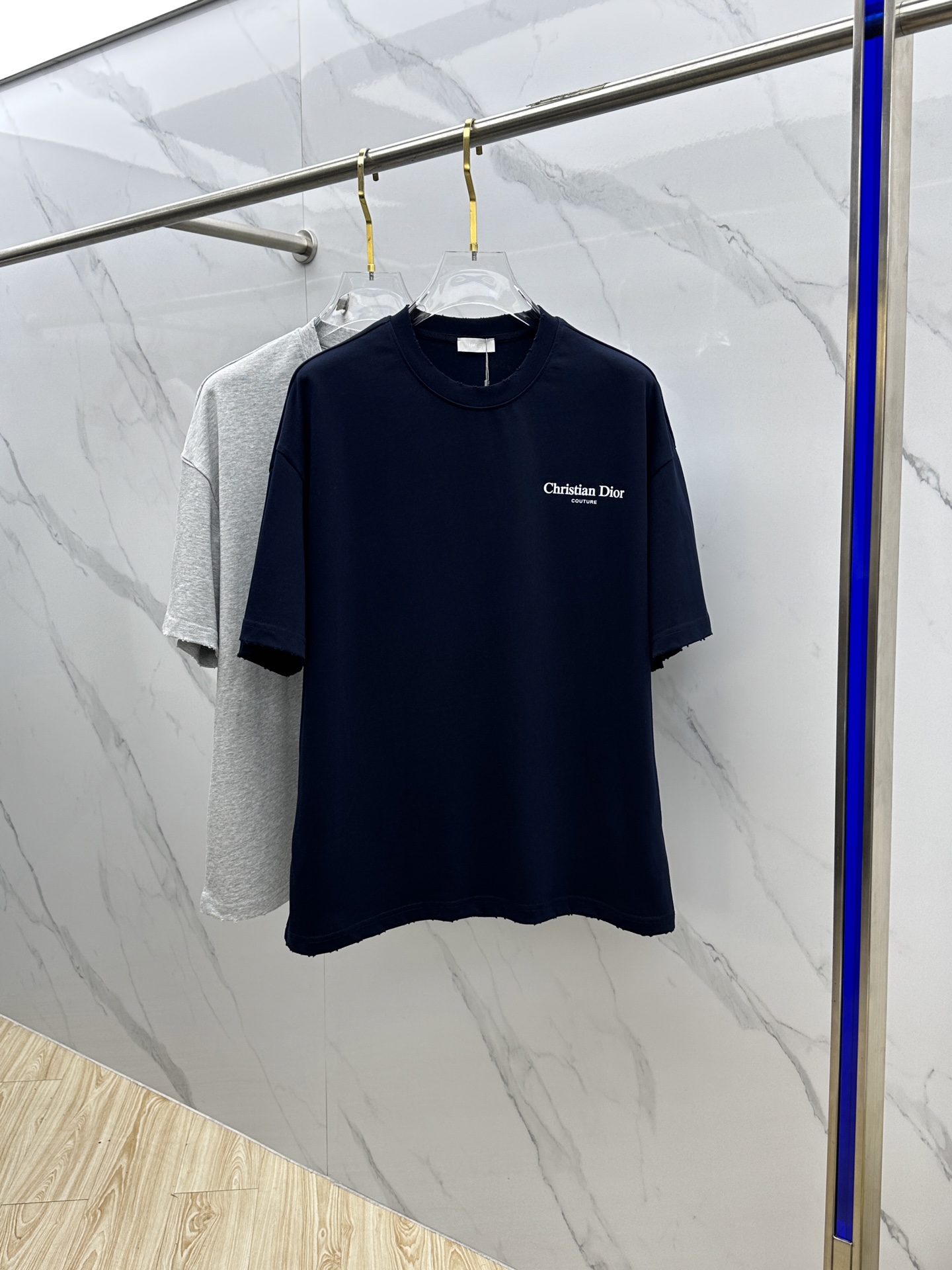 NO:426105,Christian Dior FW spring and summer new round neck bottoming T-shirt, three-dimensional logo micro-contour half-sleeved, active cotton base T-shirt, cotton, glutinous and skin-skinned, soft and tough. Processing, toughness and wrinkle resistance have been greatly improved. The micro-contour cut is very well-placed, and the three-dimensional printing process on the chest logo is extremely recognizable. The three-standard logo is complete, and the single-skinned base must be used. Men and women's ET S-XL,,dior,dior,tees, t-shirt,alexander wang19860909Christian Dior·迪奥 FW春夏新品圆领打底外穿T恤,立体感logo微廓形半袖,活性纯棉打底T恤,棉,手感面糯有骨感,柔而有韧性.工艺处理,韧性和抗皱性能得到大幅度提高.微廓形剪裁很到位,胸前logo立体印花工艺.辨识度极高.三标齐全,单穿打底必备单品. 男女同款ET 码数S-XL,,dior,dior,tees，t-shirt,alexander wang,Men's clothing