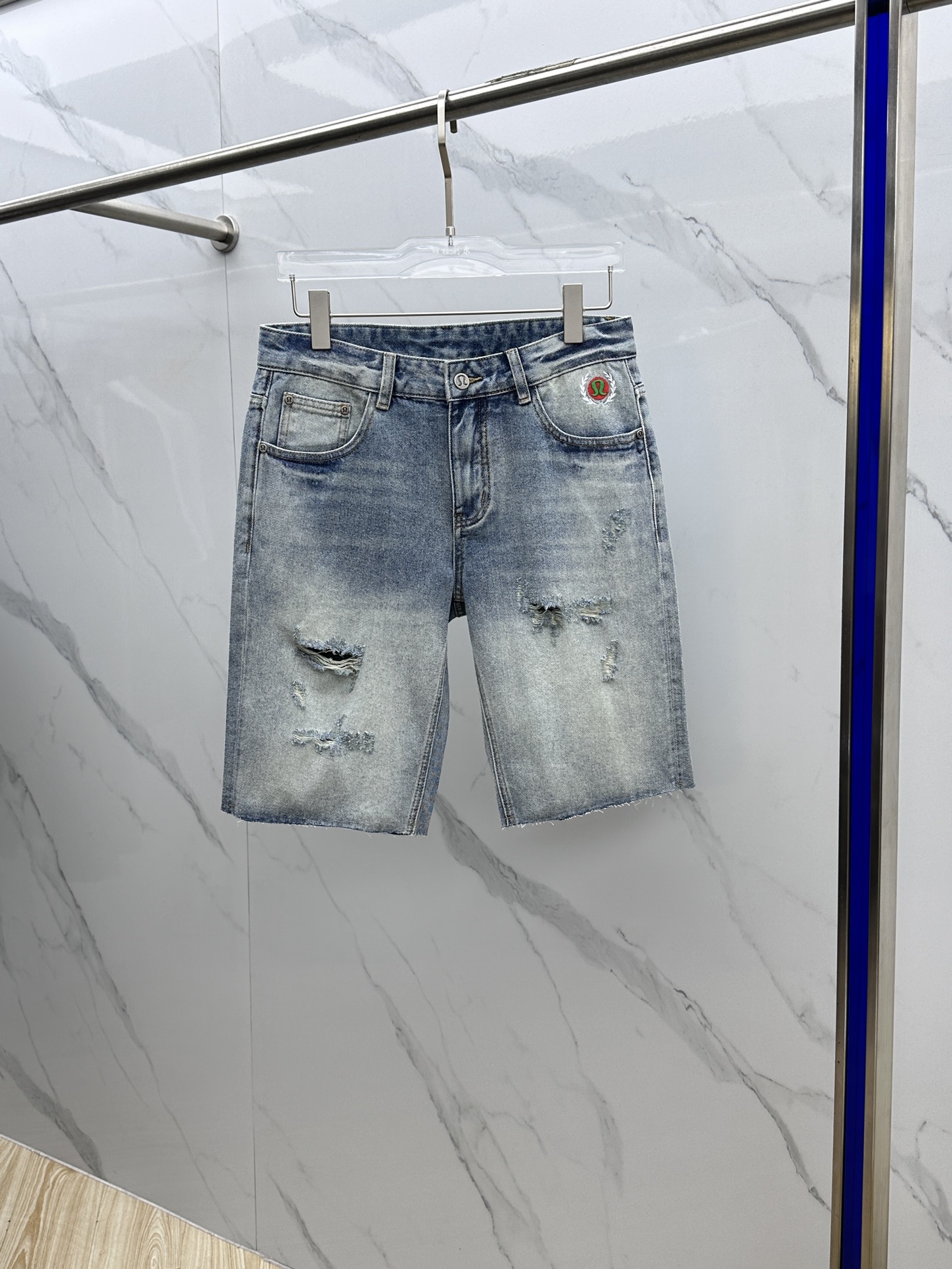 NO:152903,lulu high-end customization, the latest style of early spring jeans and shorts are released simultaneously on the counter. Original customization reproduction. Customer-supplied hardware and accessories. Original quality. Imported denim fabric heavy-duty washing. Boutique leather brand. Fine workmanship and excellent upper body!  Preferred single product AD original single product Number 28-3837, shorts, jeans, alexander wang19860909lulu 高端定制、早春最新款牛仔裤短裤 柜台同步发售 原版定制复刻 客供五金辅料 原单品质 进口牛仔面料重工洗水 精品皮牌 做工走线精细 上身绝佳！优选单品 AD原单出品 码数28-3837,,shorts,jeans,alexander wang,Men's clothing