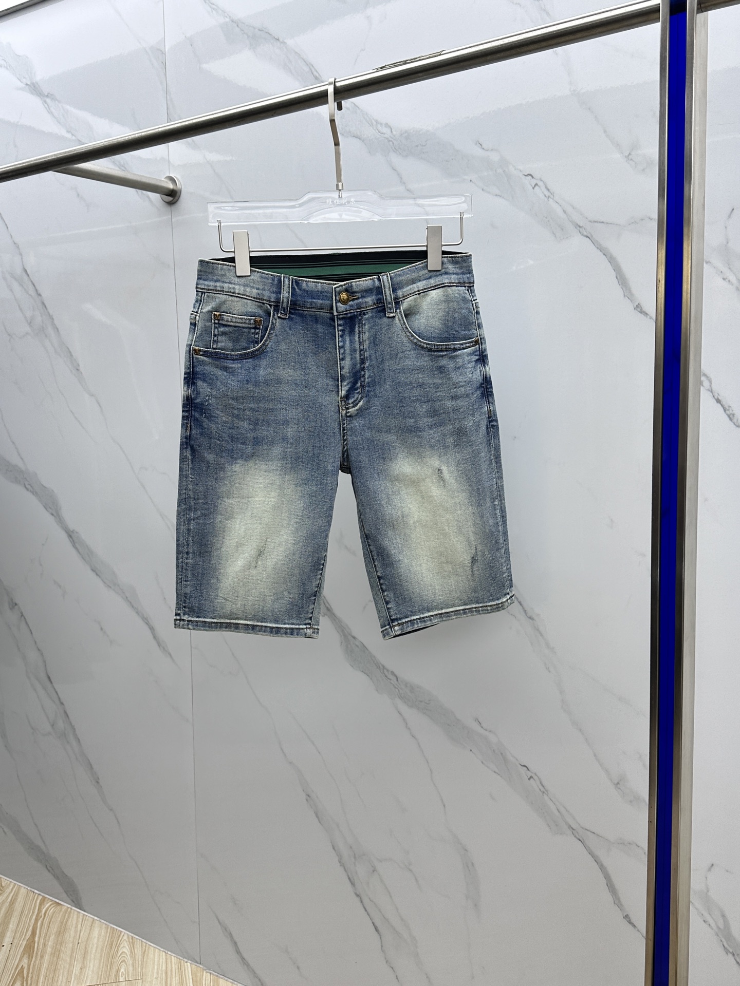 NO:152905,Versace* Versace High-end customization, the latest style of early spring jeans and shorts are released simultaneously on the counter. Original customization reproduction. Customer-supplied hardware and accessories. Original quality. Imported denim fabric heavy-duty washing. Boutique leather brand. Fine workmanship and excellent upper body!  Preferred single product AD original single product Number 28-3837, versace, versace, shorts, jeans, alexander wang19860909Versace*范思哲 高端定制、早春最新款牛仔裤短裤 柜台同步发售 原版定制复刻 客供五金辅料 原单品质 进口牛仔面料重工洗水 精品皮牌 做工走线精细 上身绝佳！优选单品 AD原单出品 码数28-3837,,versace,versace,shorts,jeans,alexander wang,Men's clothing