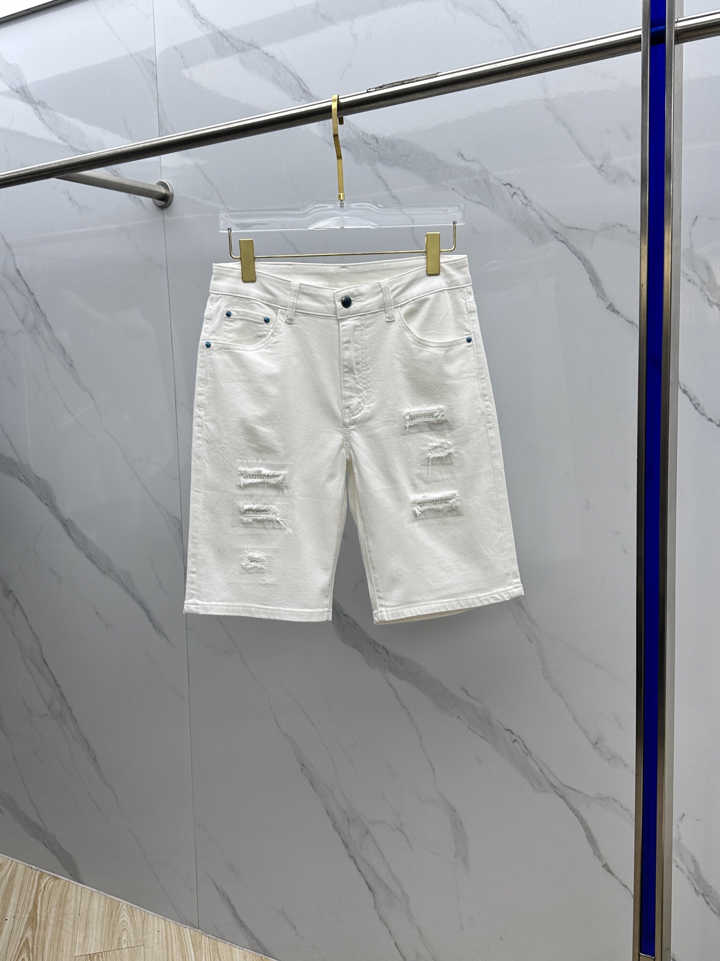 NO:152907,1V* Louis Vuitton High-end customization, the latest style of early spring jeans and shorts are released simultaneously on the counter. Original customization reproduction. Customer-supplied hardware and accessories. Original quality. Imported denim fabric heavy-duty washing. Boutique leather brand. Fine workmanship and excellent upper body!  Preferred single product AD original single product Number 28-36, louis vuitton, shorts, jeans, alexander wang198609091V*路易威登 高端定制、早春最新款牛仔裤短裤 柜台同步发售 原版定制复刻 客供五金辅料 原单品质 进口牛仔面料重工洗水 精品皮牌 做工走线精细 上身绝佳！优选单品 AD原单出品 码数28-36,,louis vuitton,shorts,jeans,alexander wang,Men's clothing