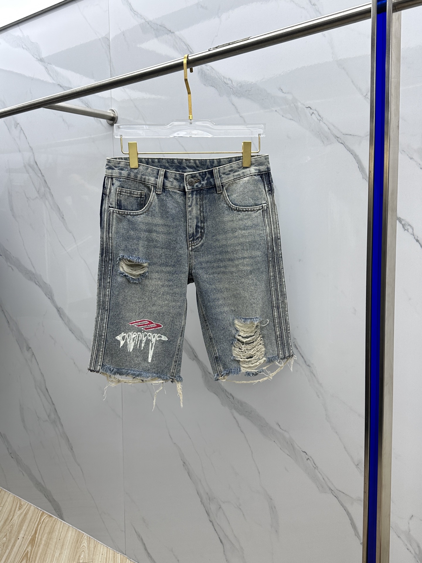 NO:152909,Balenciag* Paris High-end customization, the latest style of early spring jeans and shorts are released simultaneously on the counter. Original customization replica. Customer-supplied hardware and accessories. Original quality. Imported denim fabric heavy-duty washing. Boutique leather brand. Fine workmanship and excellent upper body!  Preferred single product AD original single product Number of codes 28-36, balenciaga, shorts, jeans, alexander wang19860909Balenciag*巴黎 高端定制、早春最新款牛仔裤短裤 柜台同步发售 原版定制复刻 客供五金辅料 原单品质 进口牛仔面料重工洗水 精品皮牌 做工走线精细 上身绝佳！优选单品 AD原单出品 码数28-36,,balenciaga,shorts,jeans,alexander wang,Men's clothing